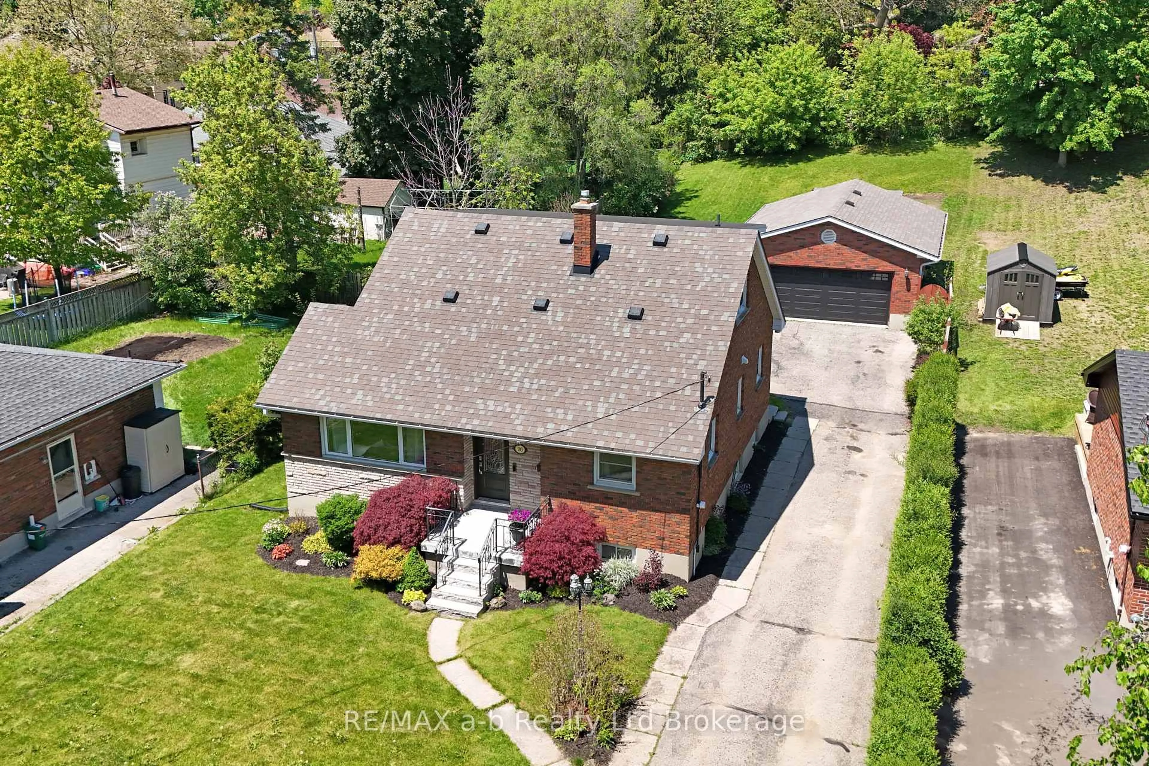 A pic from outside/outdoor area/front of a property/back of a property/a pic from drone, street for 503 Admiral St, Woodstock Ontario N4S 5B2