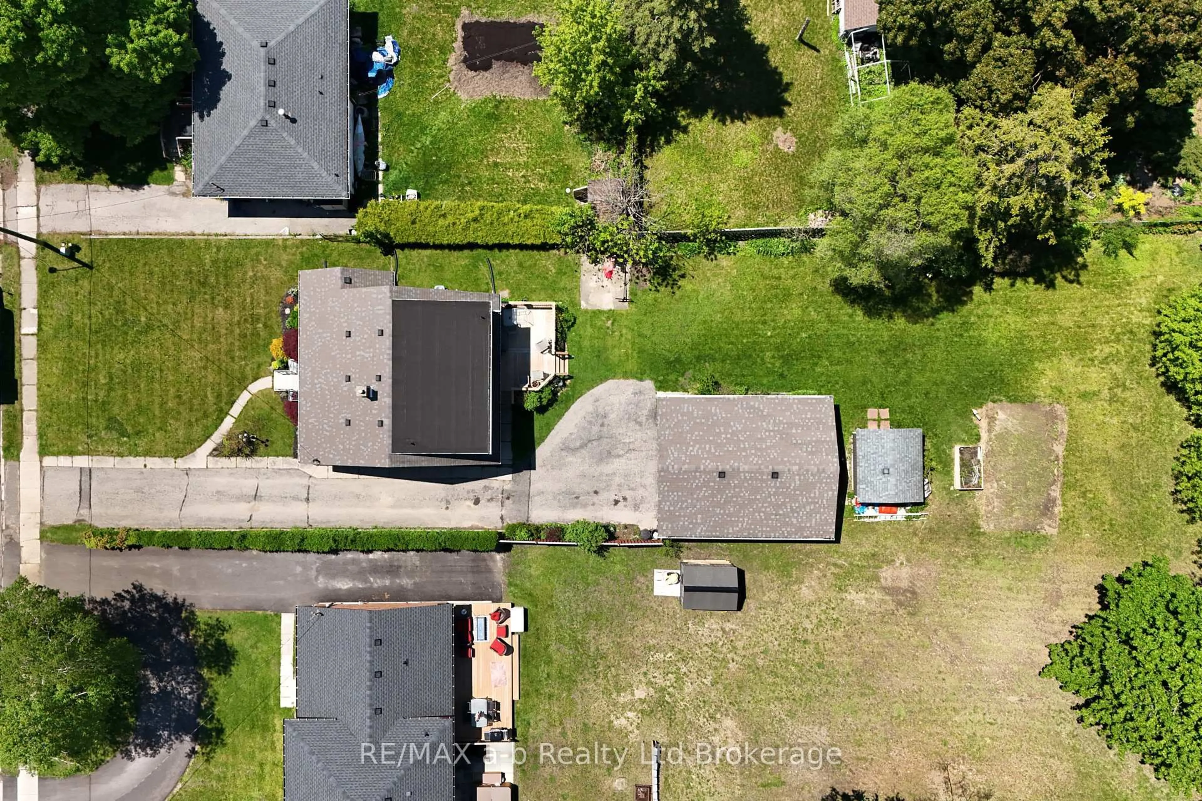 A pic from outside/outdoor area/front of a property/back of a property/a pic from drone, street for 503 Admiral St, Woodstock Ontario N4S 5B2