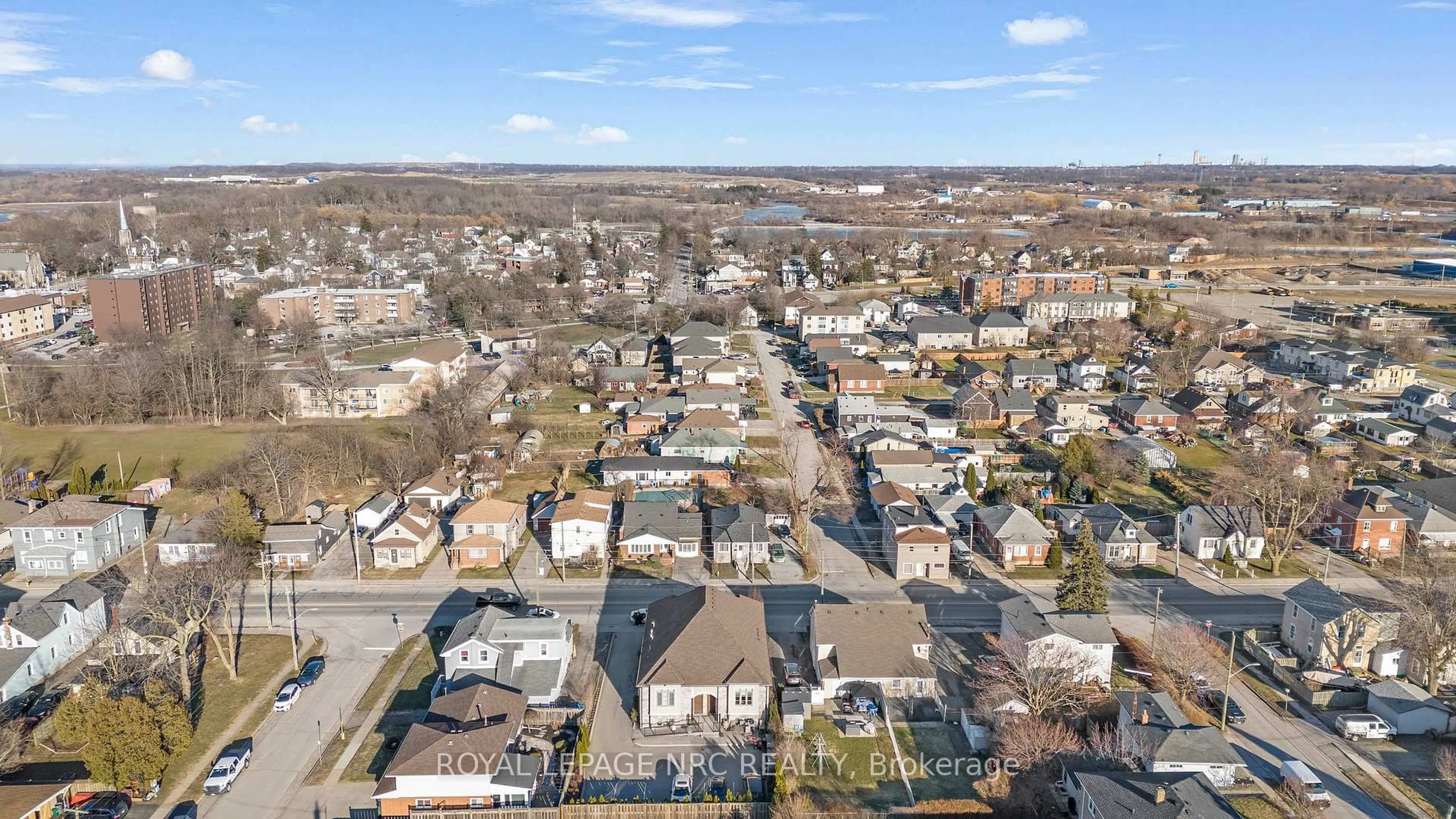 A pic from outside/outdoor area/front of a property/back of a property/a pic from drone, street for 68 Pine St, Thorold Ontario L2V 3L4