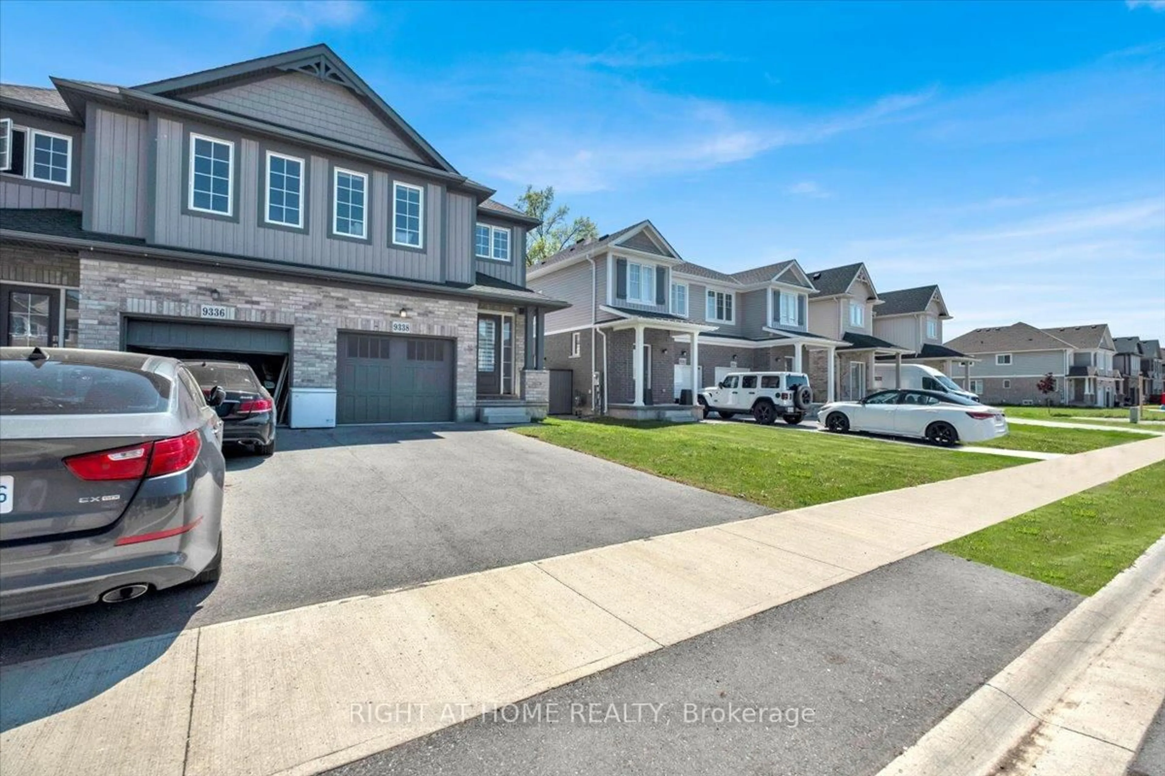 A pic from outside/outdoor area/front of a property/back of a property/a pic from drone, street for 9338 White Oak Ave, Niagara Falls Ontario L2G 3P6