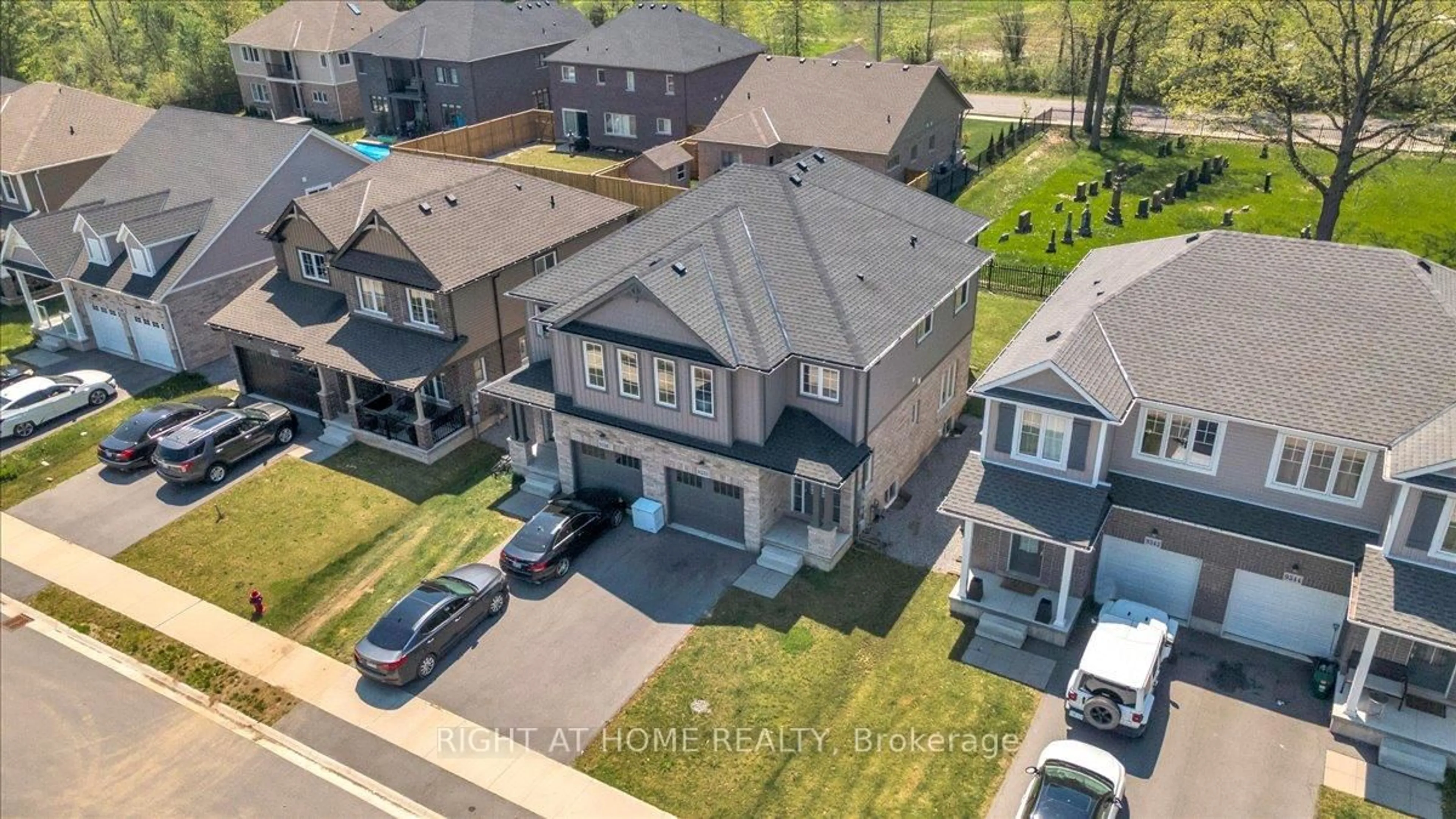 A pic from outside/outdoor area/front of a property/back of a property/a pic from drone, street for 9338 White Oak Ave, Niagara Falls Ontario L2G 3P6