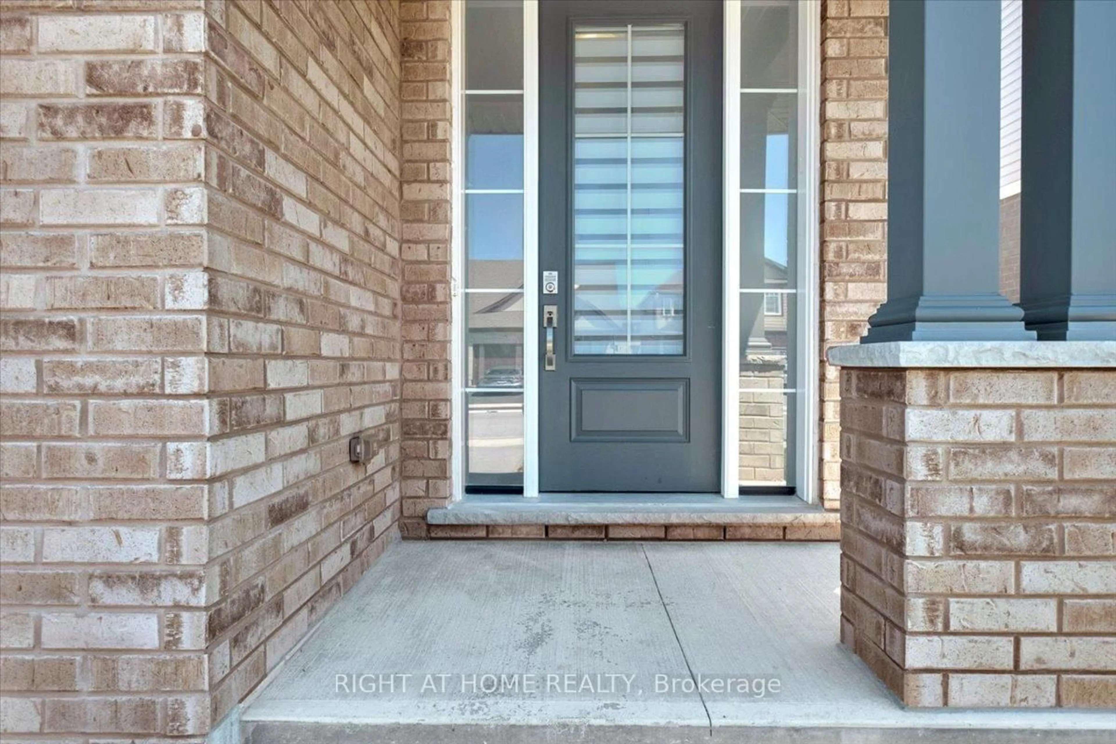 Indoor entryway for 9338 White Oak Ave, Niagara Falls Ontario L2G 3P6