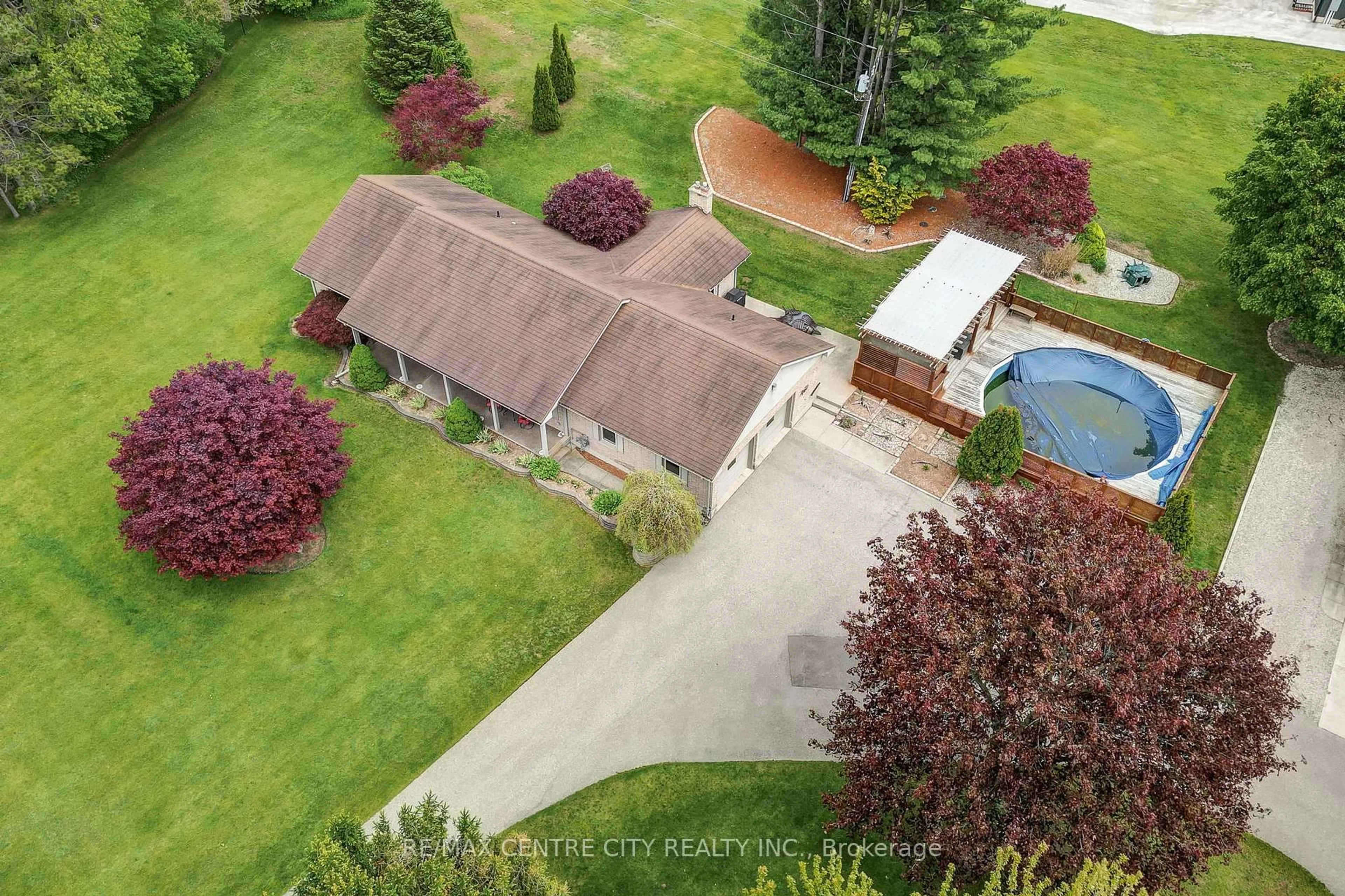 A pic from outside/outdoor area/front of a property/back of a property/a pic from drone, unknown for 5978 Sunset Rd, Central Elgin Ontario N0L 2L0