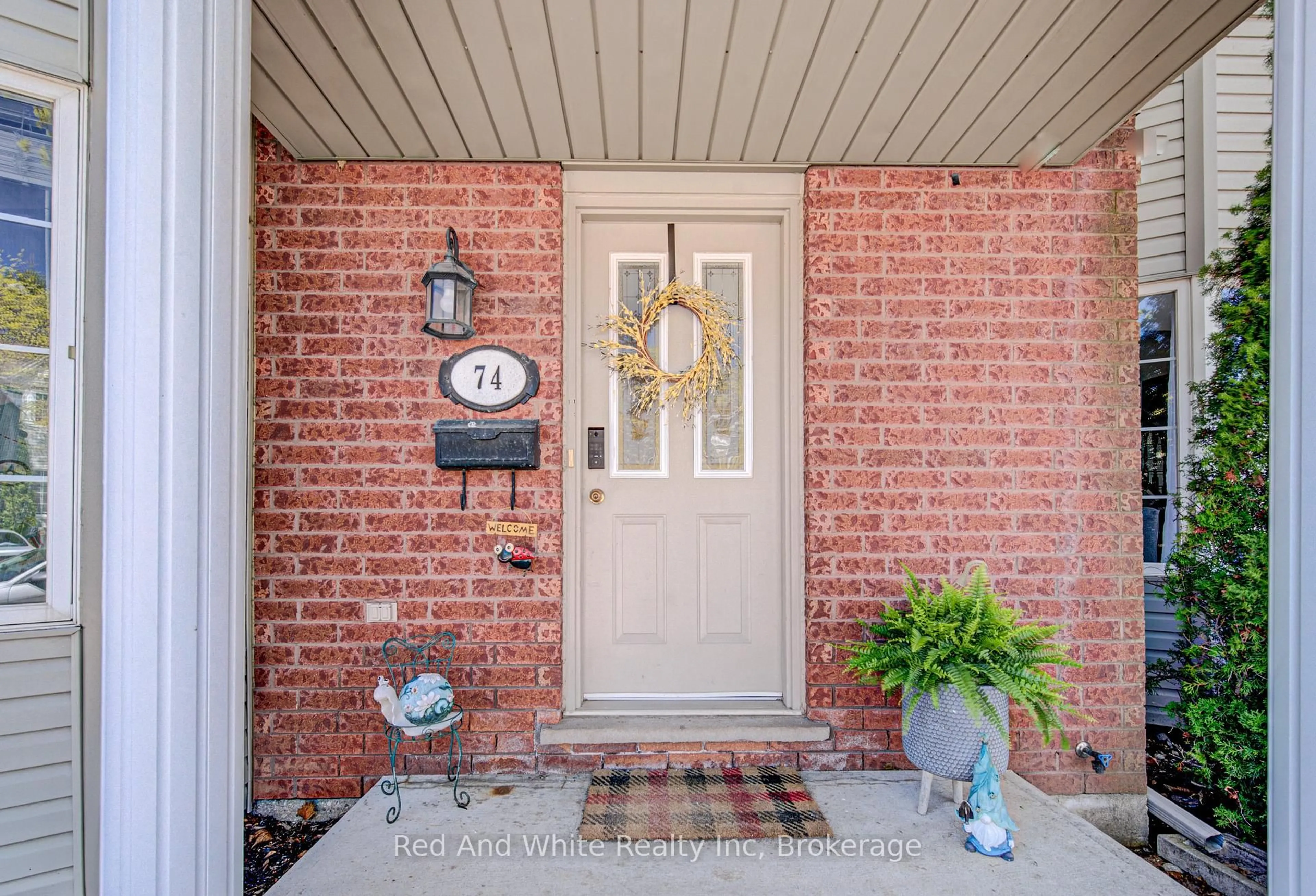 Indoor entryway for 235 Saginaw Pkwy #74, Cambridge Ontario N1T 1X4