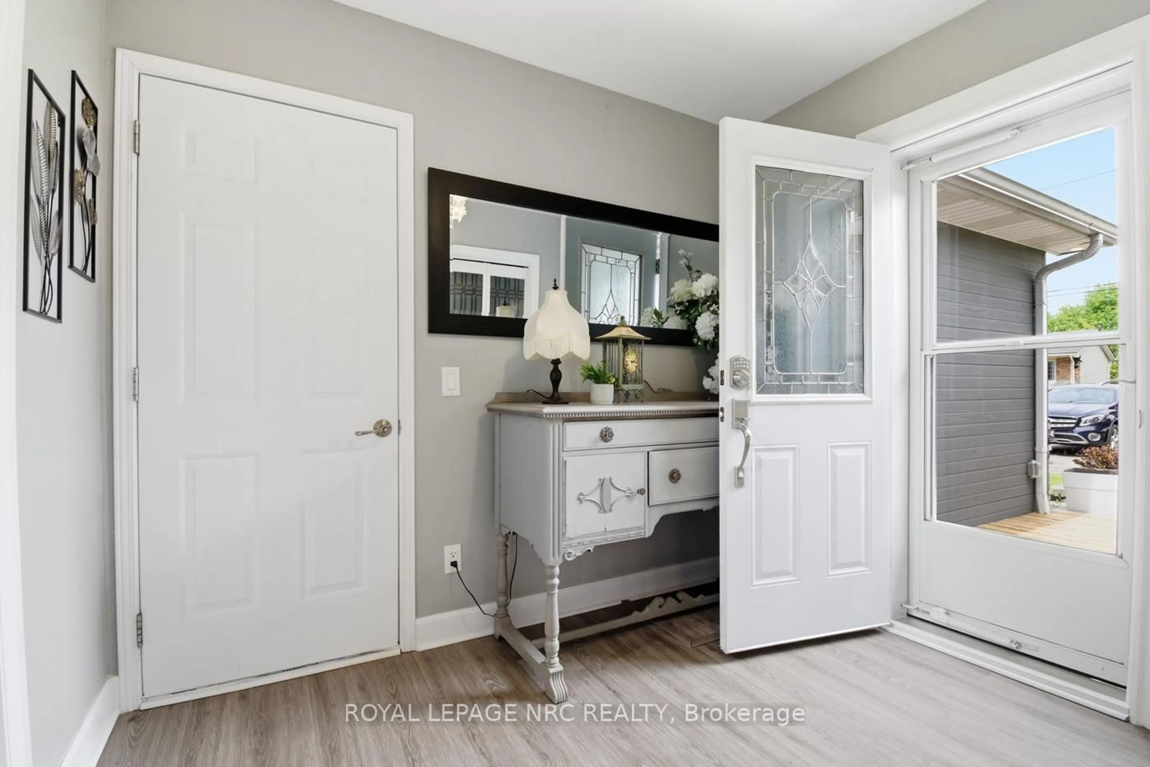 Indoor entryway for 81 Ferguson Ave, Fort Erie Ontario L2A 5J4