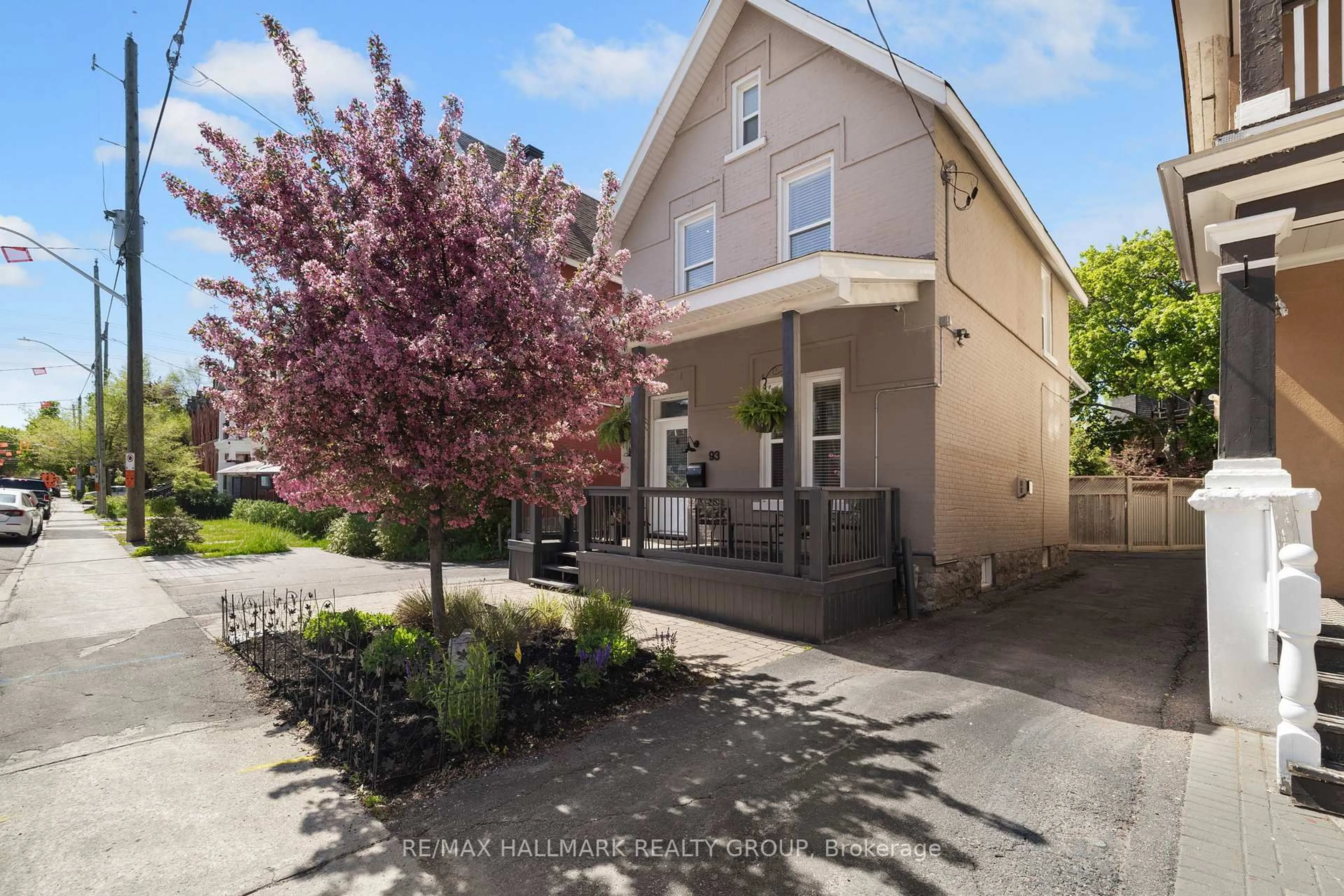 A pic from outside/outdoor area/front of a property/back of a property/a pic from drone, street for 93 James St, Ottawa Ontario K1R 5M2