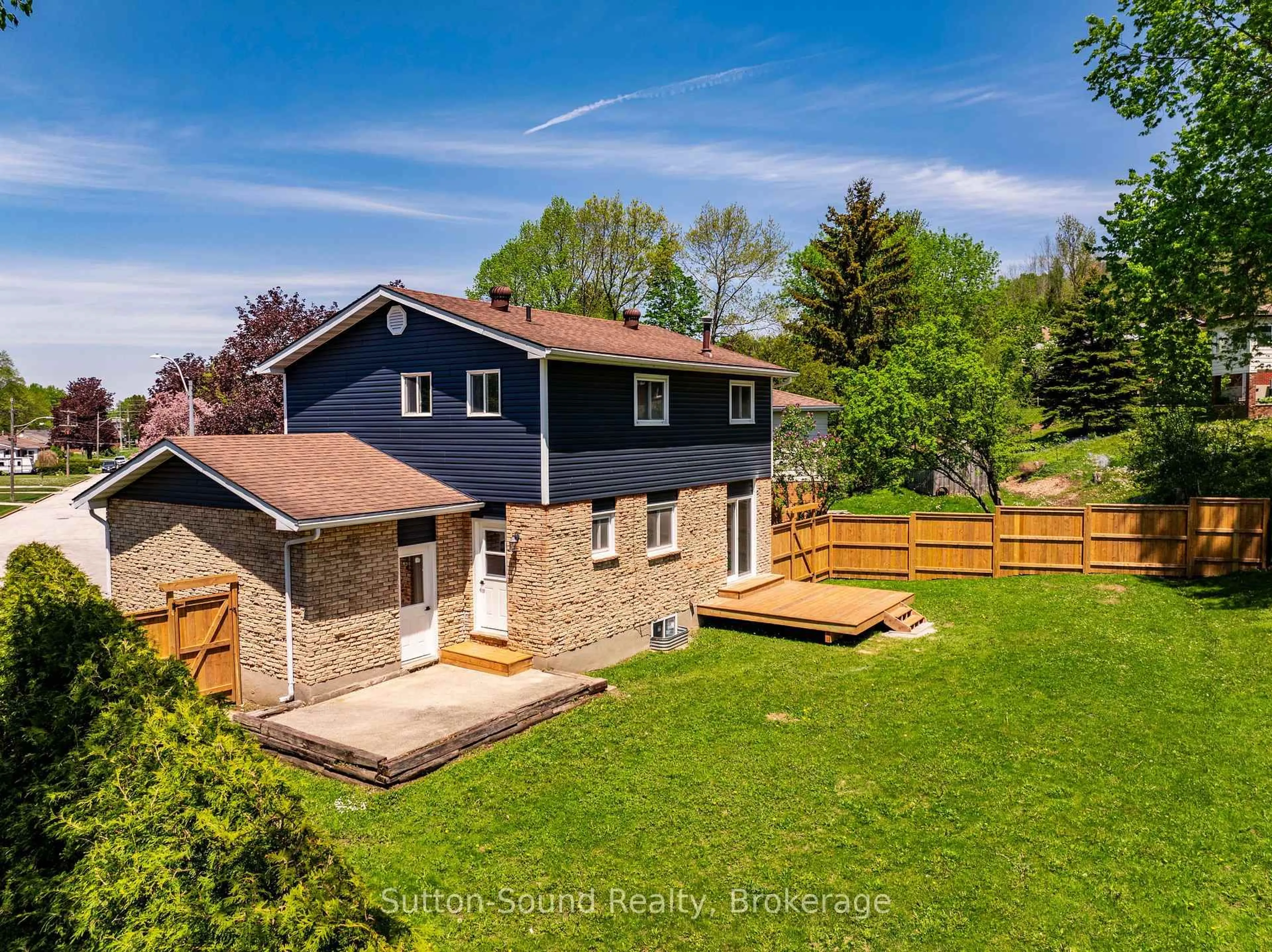A pic from outside/outdoor area/front of a property/back of a property/a pic from drone, street for 275 8th Ave, Owen Sound Ontario N4K 3A3