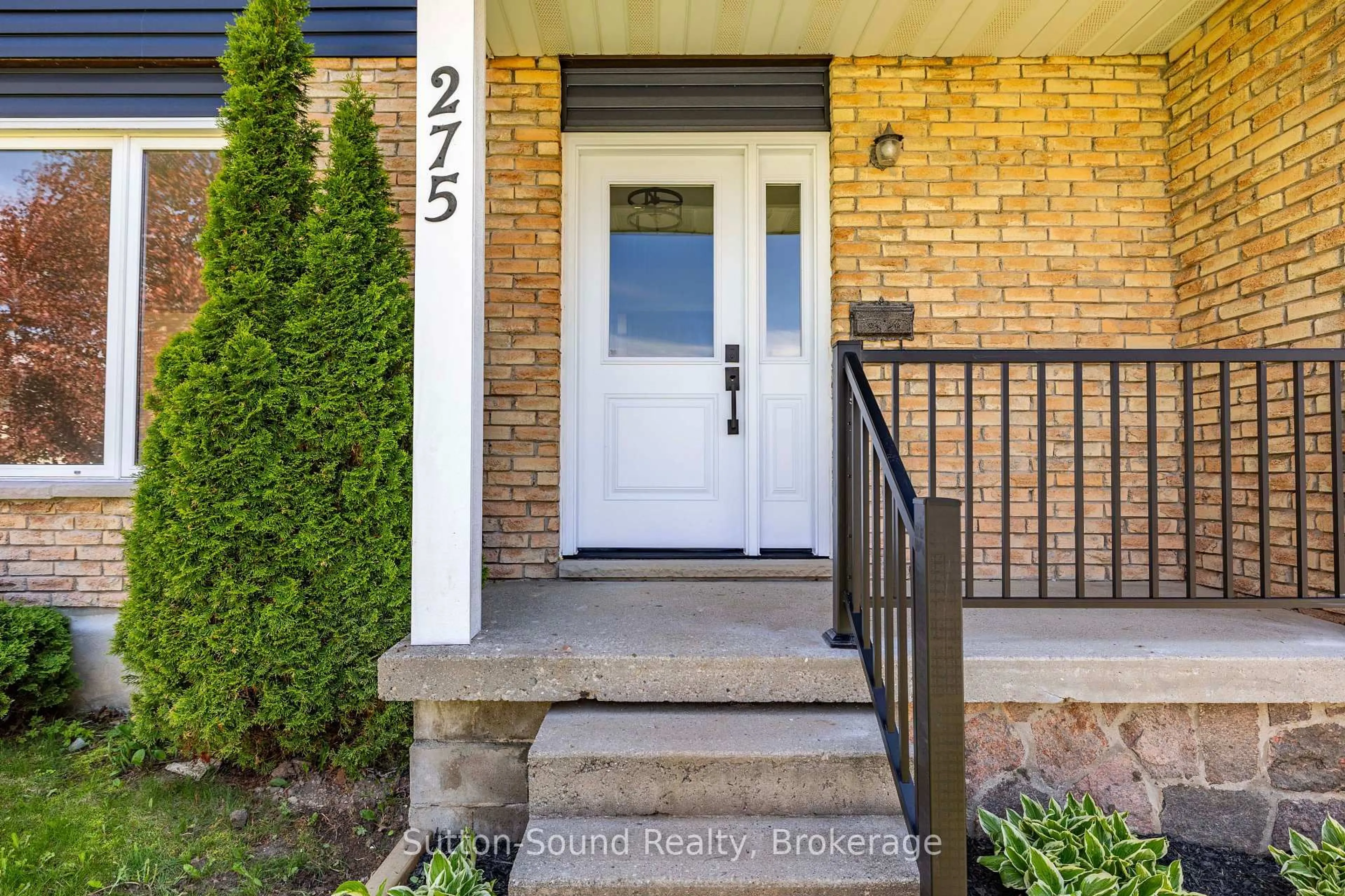 Indoor entryway for 275 8th Ave, Owen Sound Ontario N4K 3A3