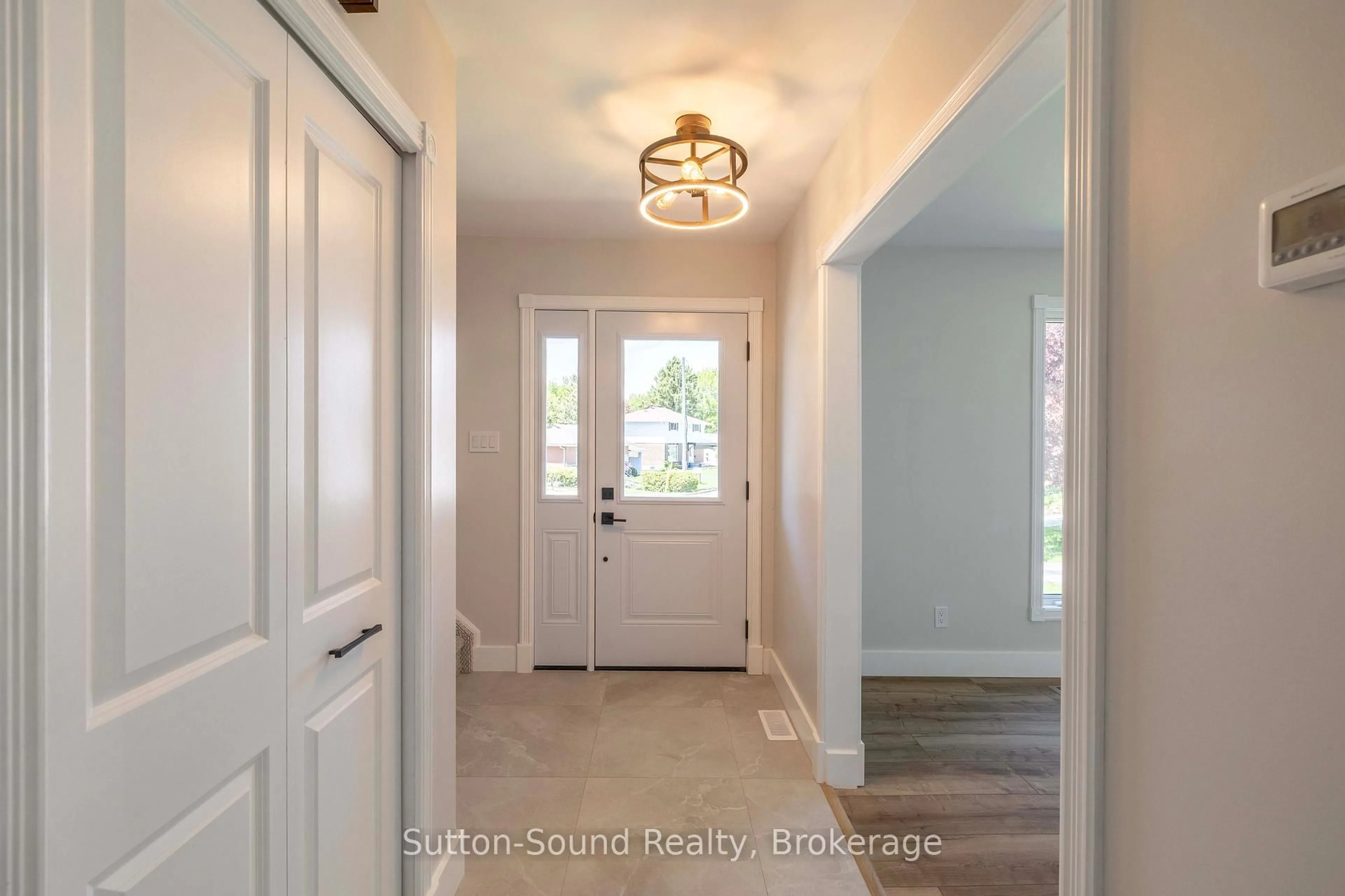 Indoor entryway for 275 8th Ave, Owen Sound Ontario N4K 3A3