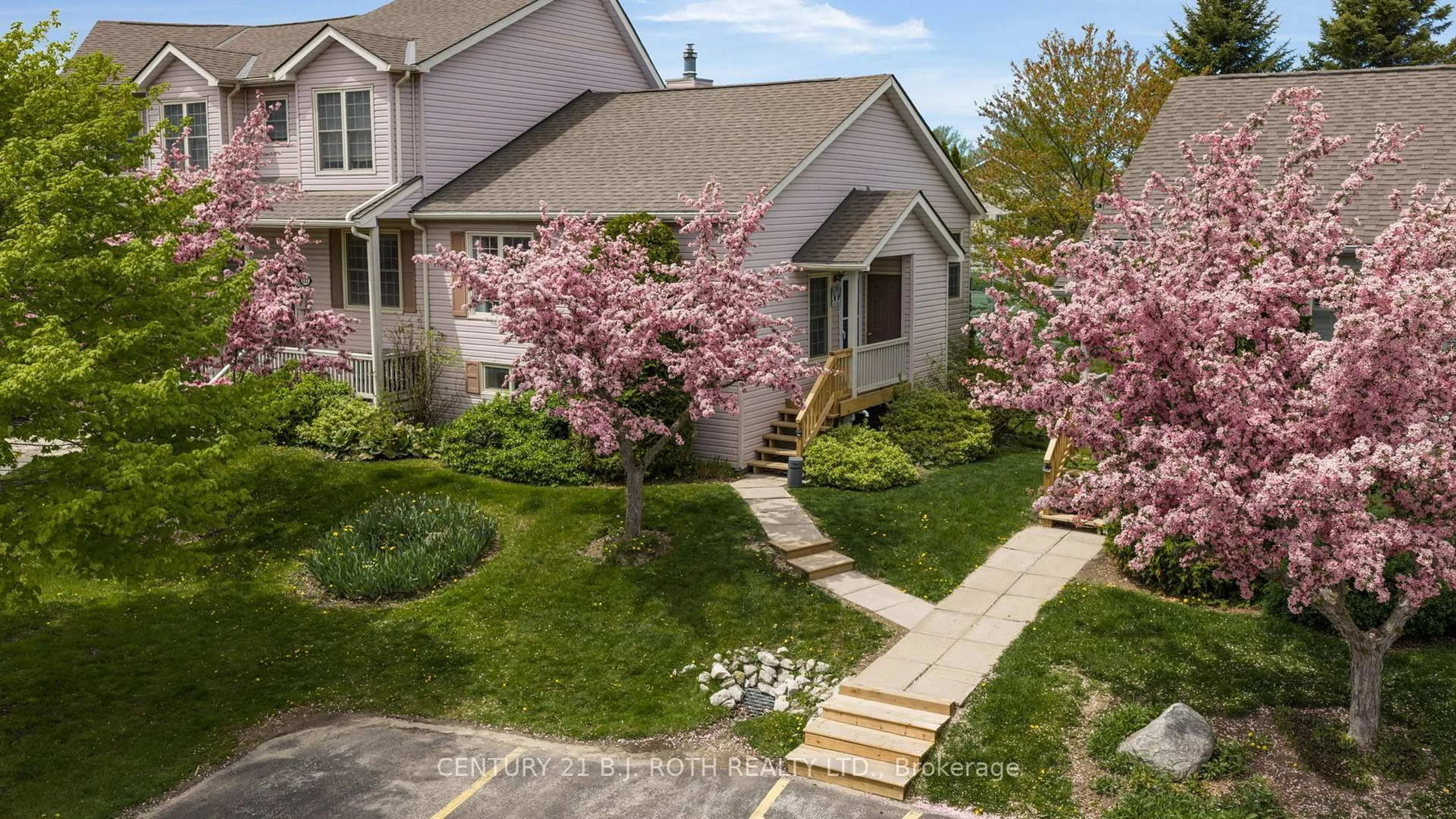 A pic from outside/outdoor area/front of a property/back of a property/a pic from drone, street for 150 Victoria St #118, Blue Mountains Ontario N0H 2P0
