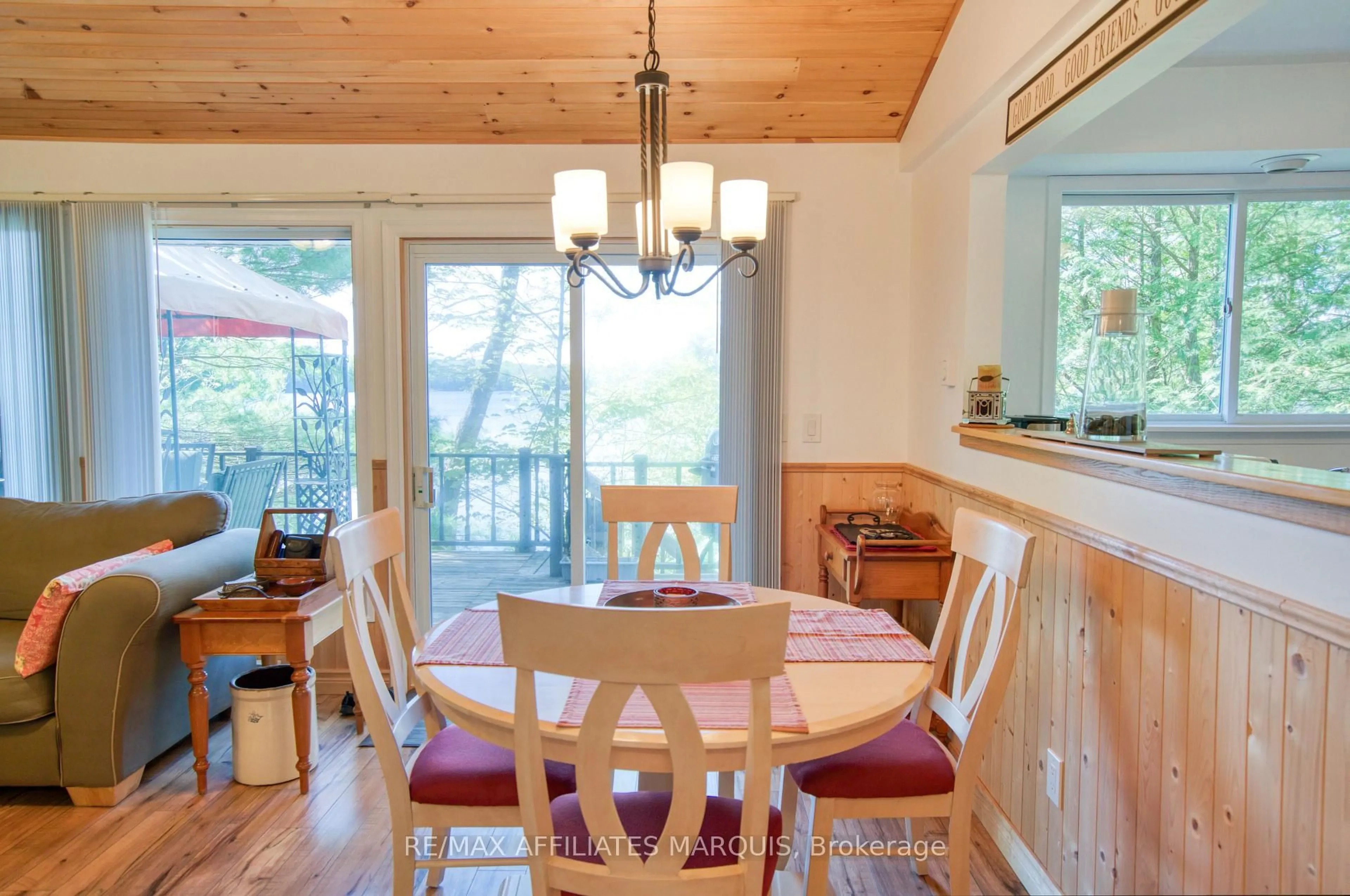 Dining room, wood/laminate floor for 149 Oak Point Lane, Perth Ontario K7H 3C8