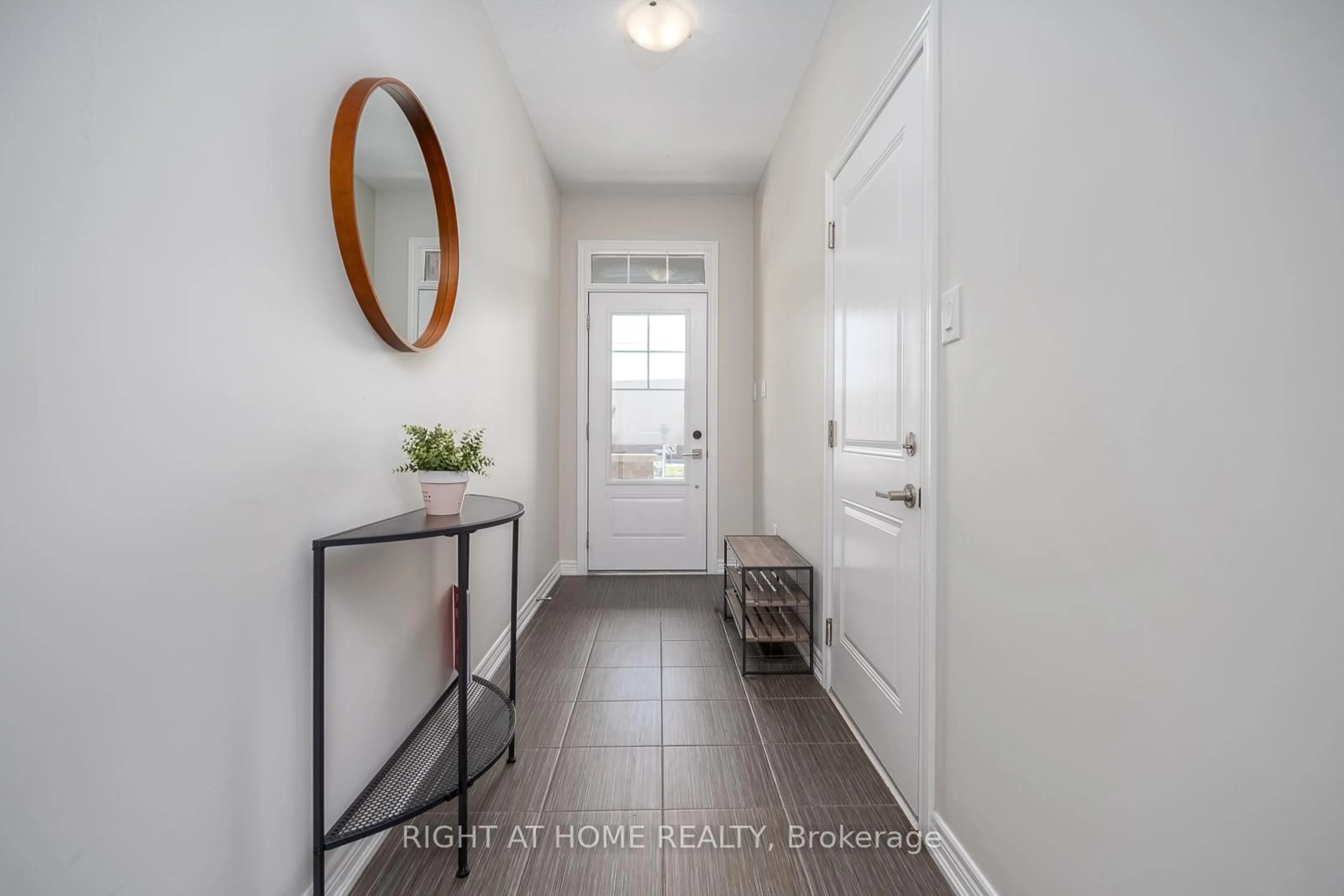 Indoor entryway for 112 Hollywood Crt, Cambridge Ontario N1R 8K8