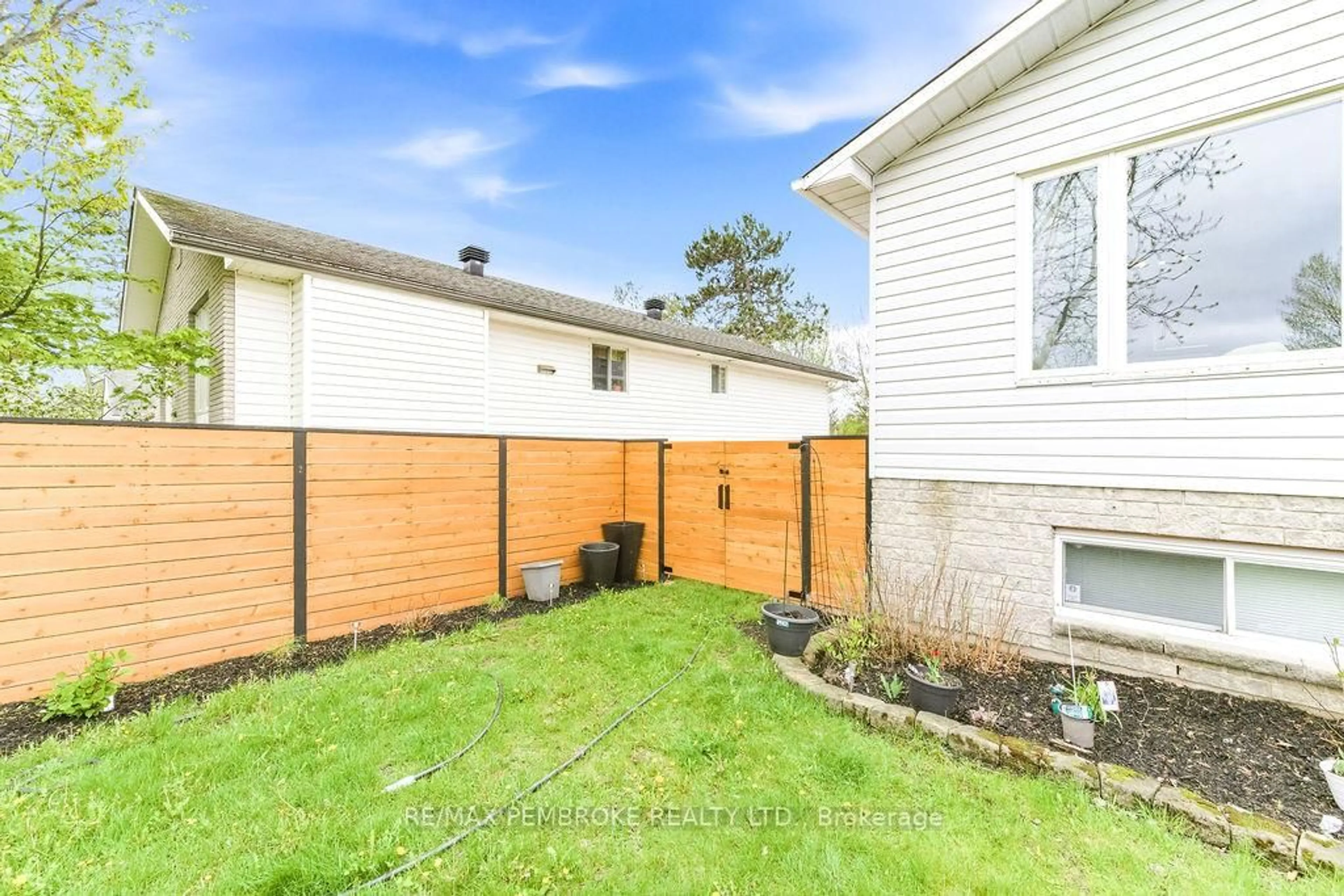 Unknown for 66 Woodland Cres, Petawawa Ontario K8H 3M1