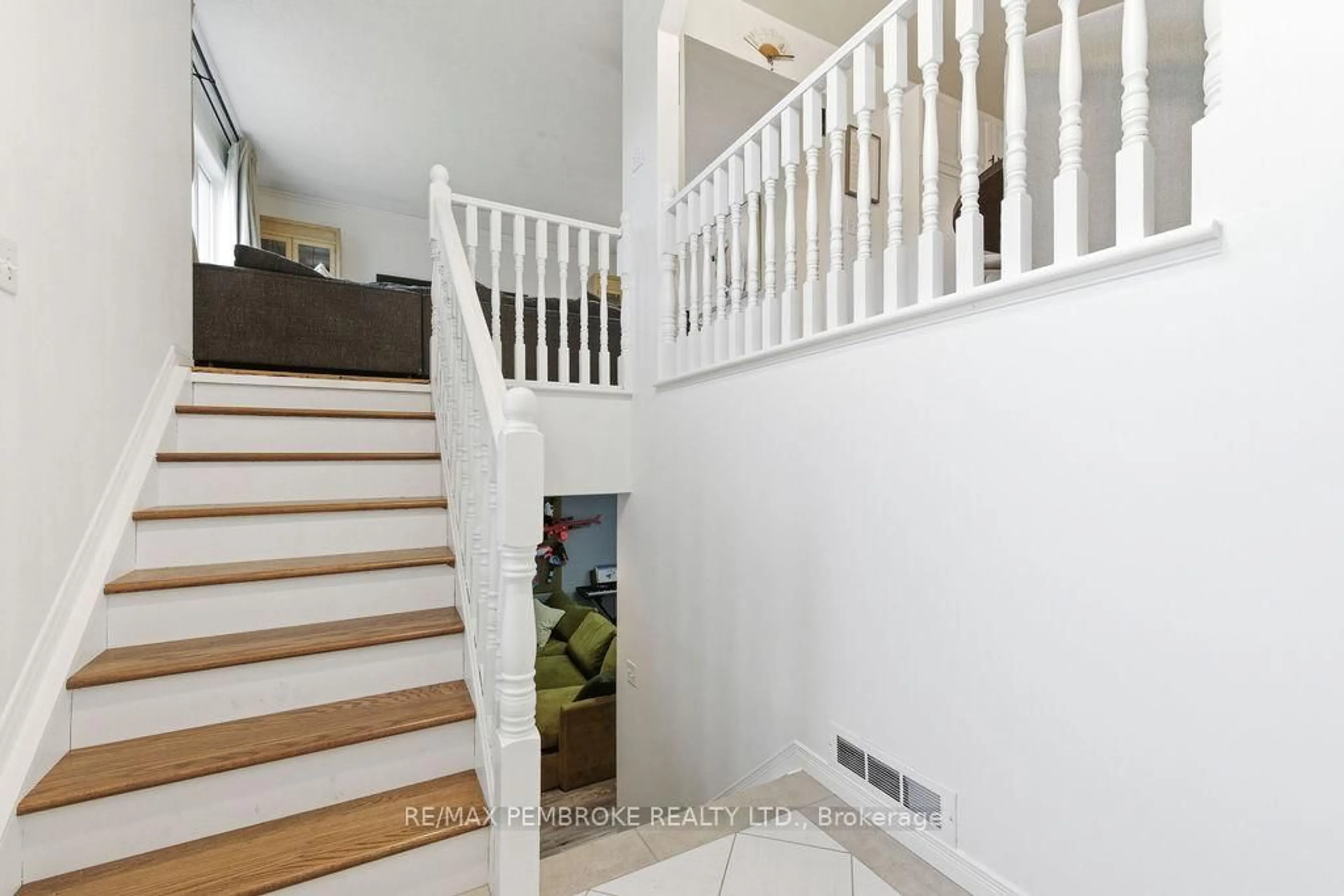 Unknown for 66 Woodland Cres, Petawawa Ontario K8H 3M1