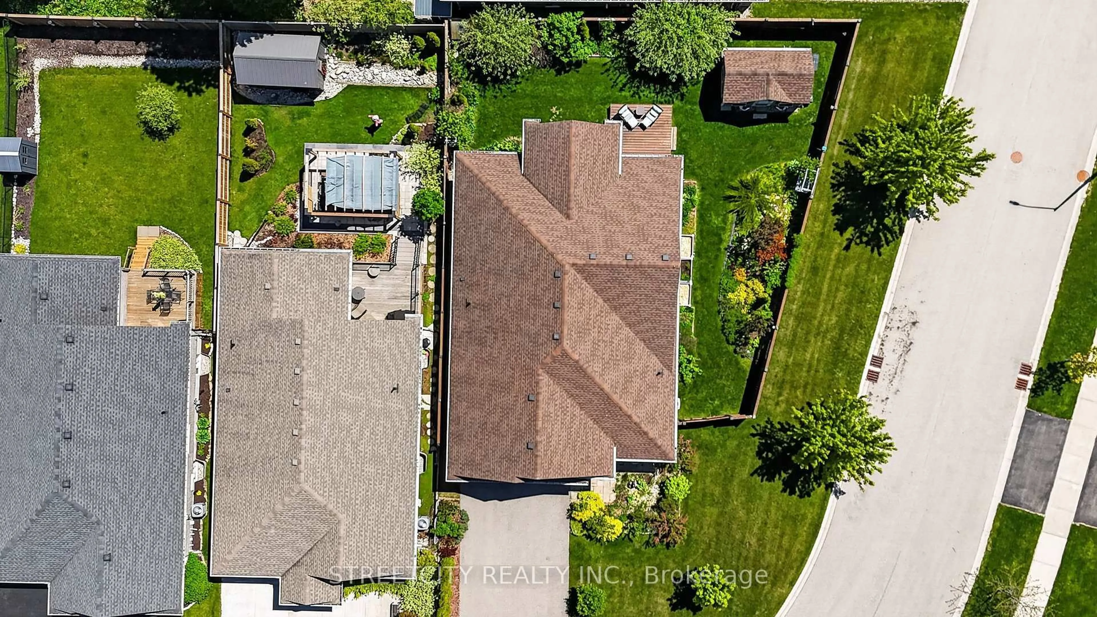 A pic from outside/outdoor area/front of a property/back of a property/a pic from drone, street for 190 Emery St, Central Elgin Ontario N5L 0A6