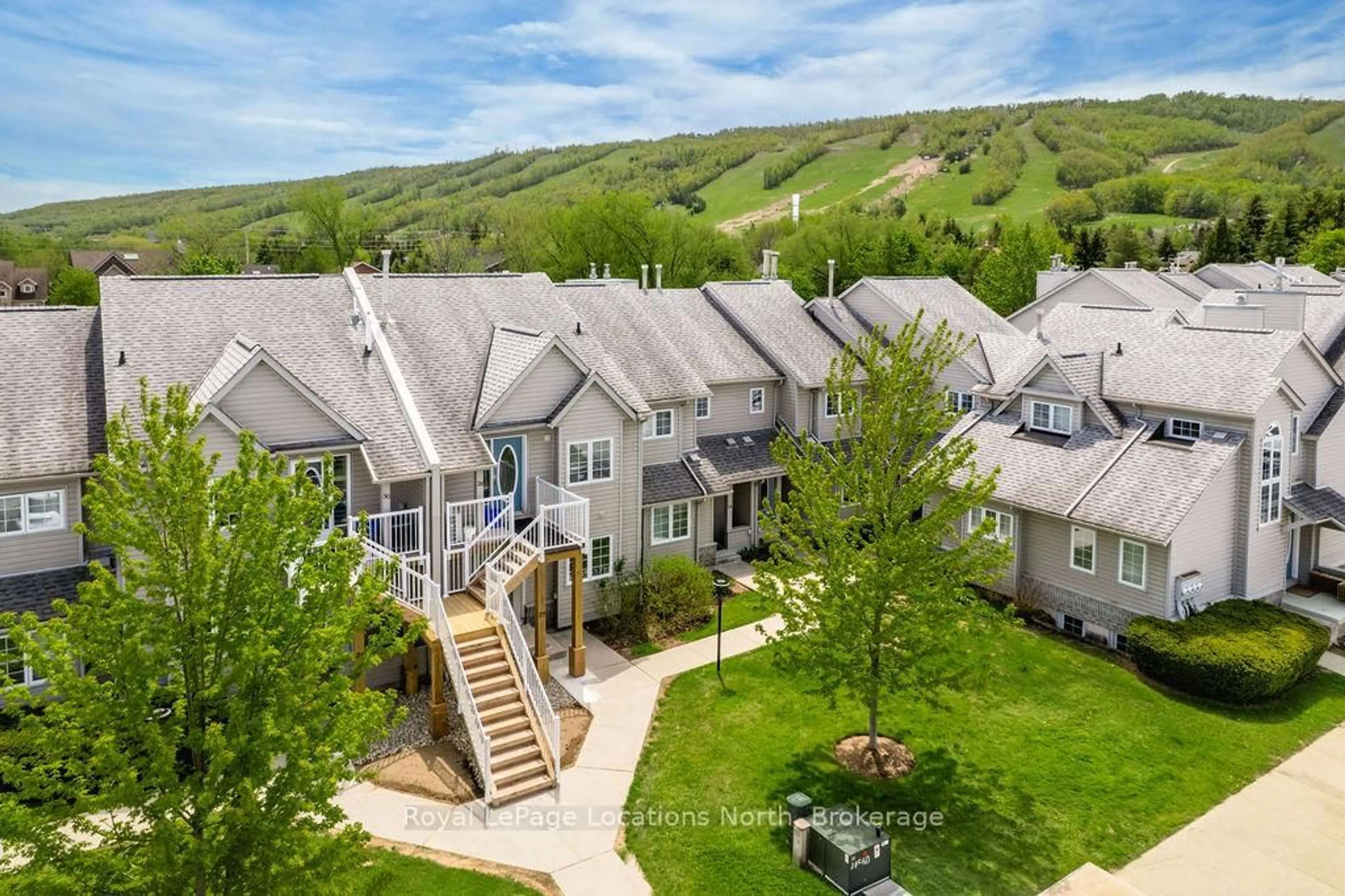A pic from outside/outdoor area/front of a property/back of a property/a pic from drone, mountain view for 162 Settlers Way #27, Blue Mountains Ontario L9Y 0M4