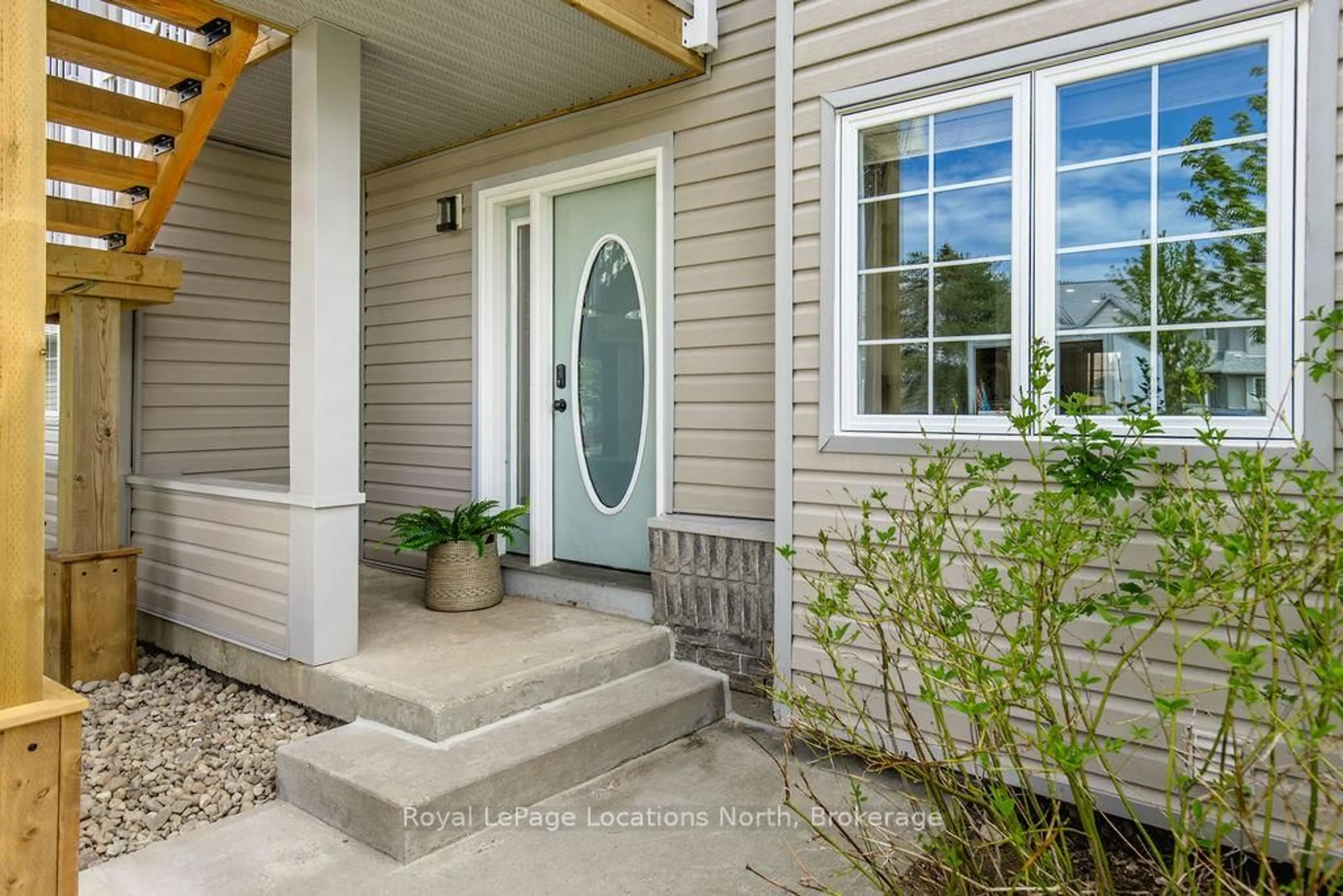 Indoor entryway for 162 Settlers Way #27, Blue Mountains Ontario L9Y 0M4