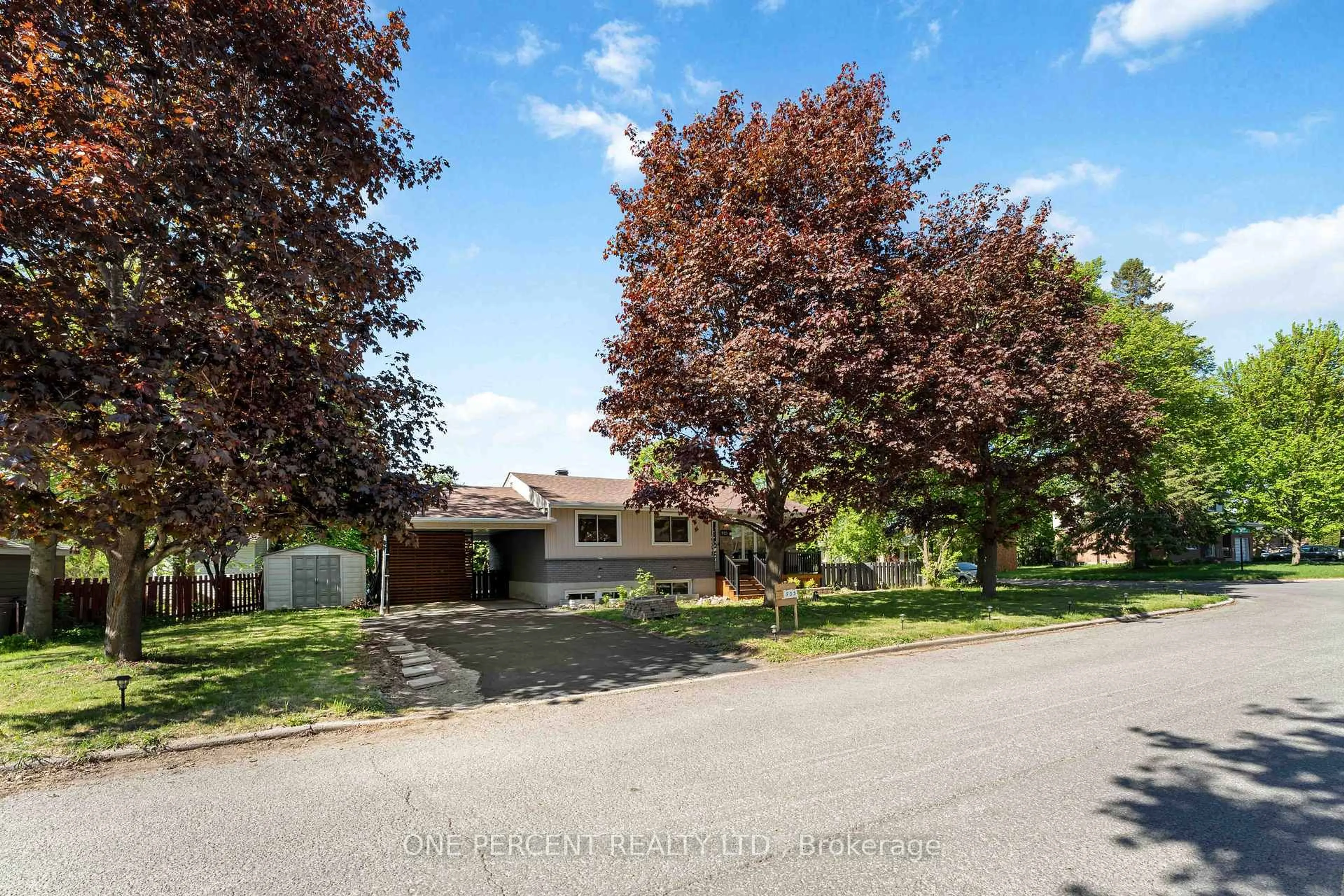 A pic from outside/outdoor area/front of a property/back of a property/a pic from drone, street for 933 Kincaid Crt, Ottawa Ontario K1V 6N7