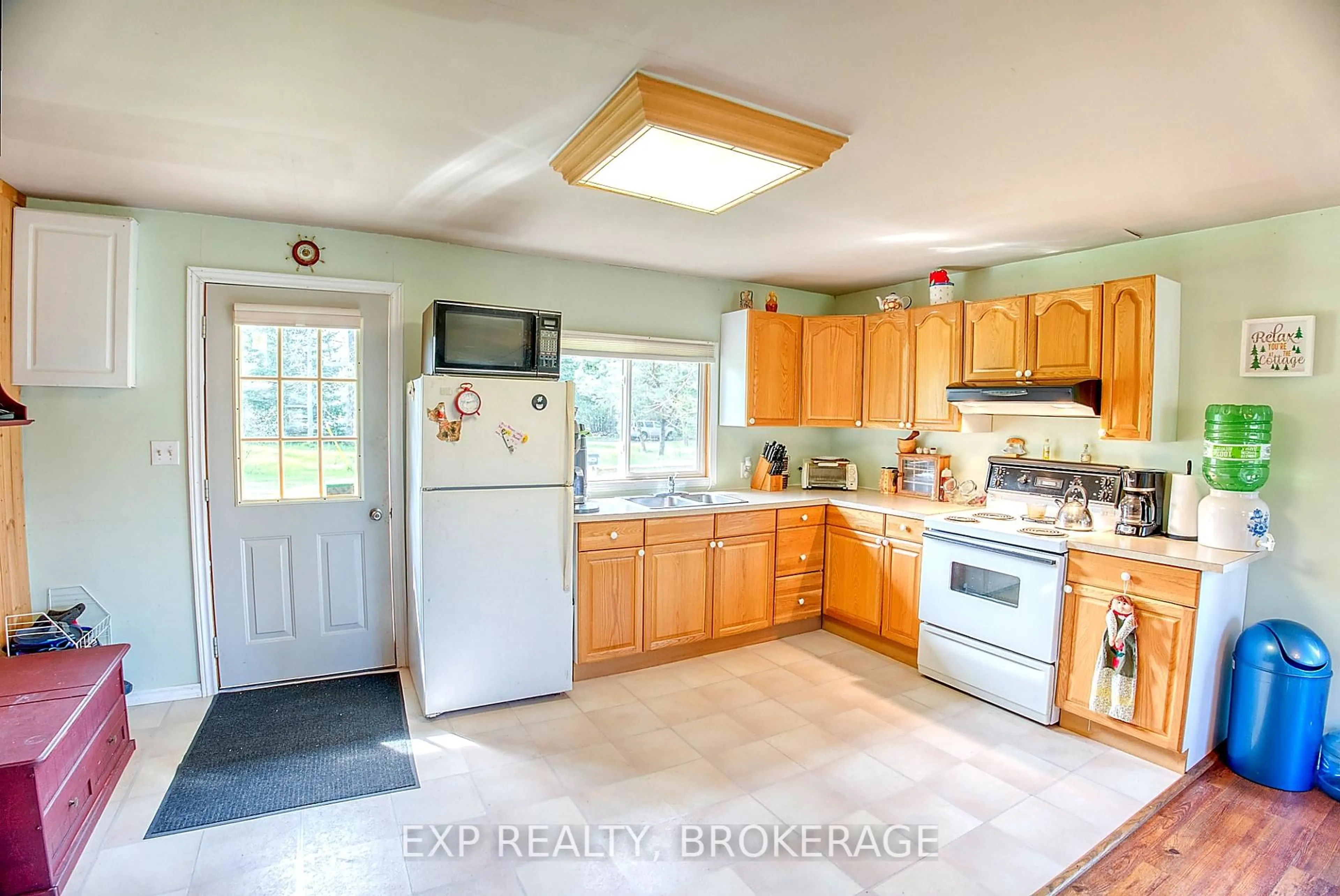 Standard kitchen, unknown for 1013 Turner Way, Arden Ontario K0H 1B0