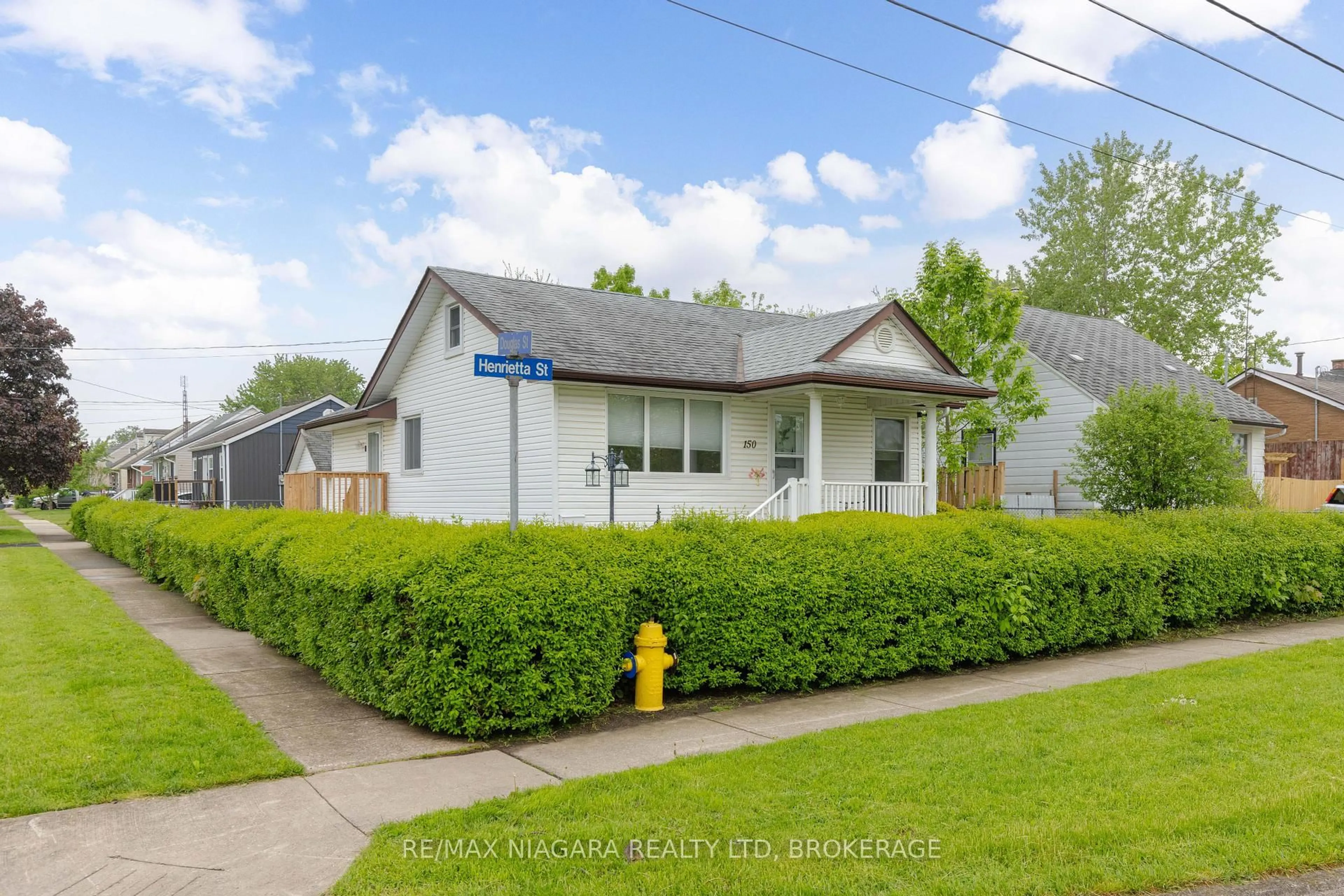 A pic from outside/outdoor area/front of a property/back of a property/a pic from drone, street for 150 Henrietta St, Fort Erie Ontario L2A 2J9