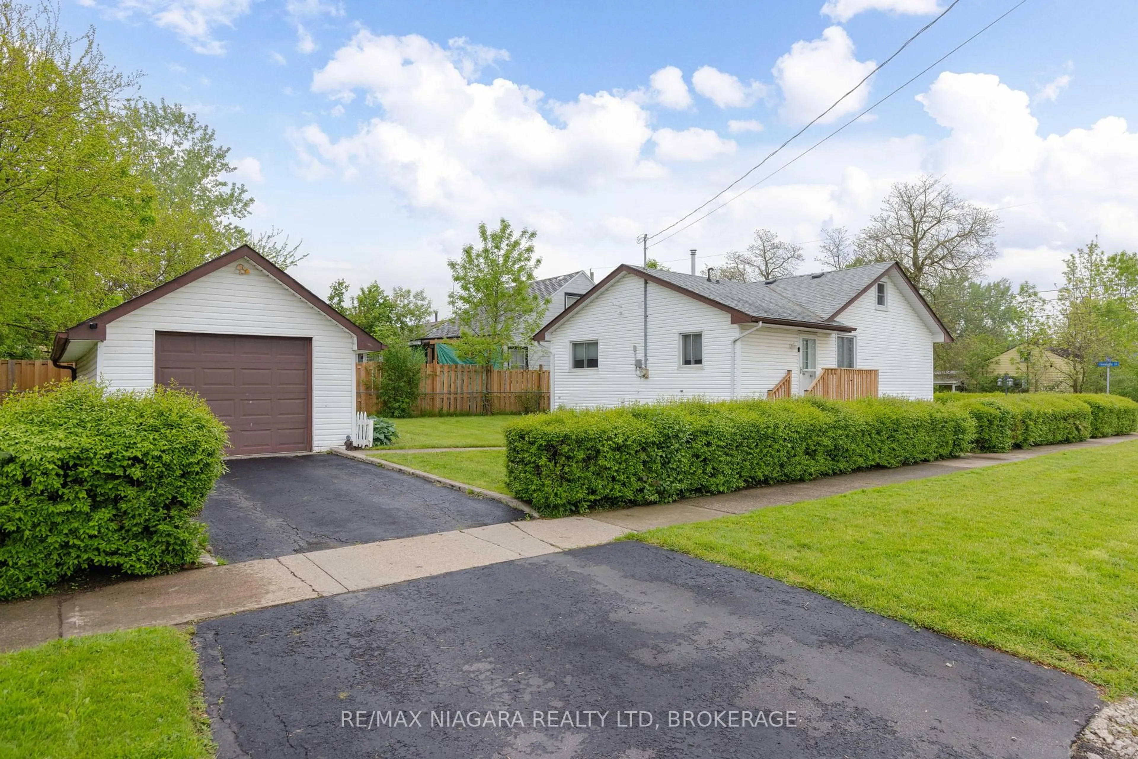 A pic from outside/outdoor area/front of a property/back of a property/a pic from drone, street for 150 Henrietta St, Fort Erie Ontario L2A 2J9