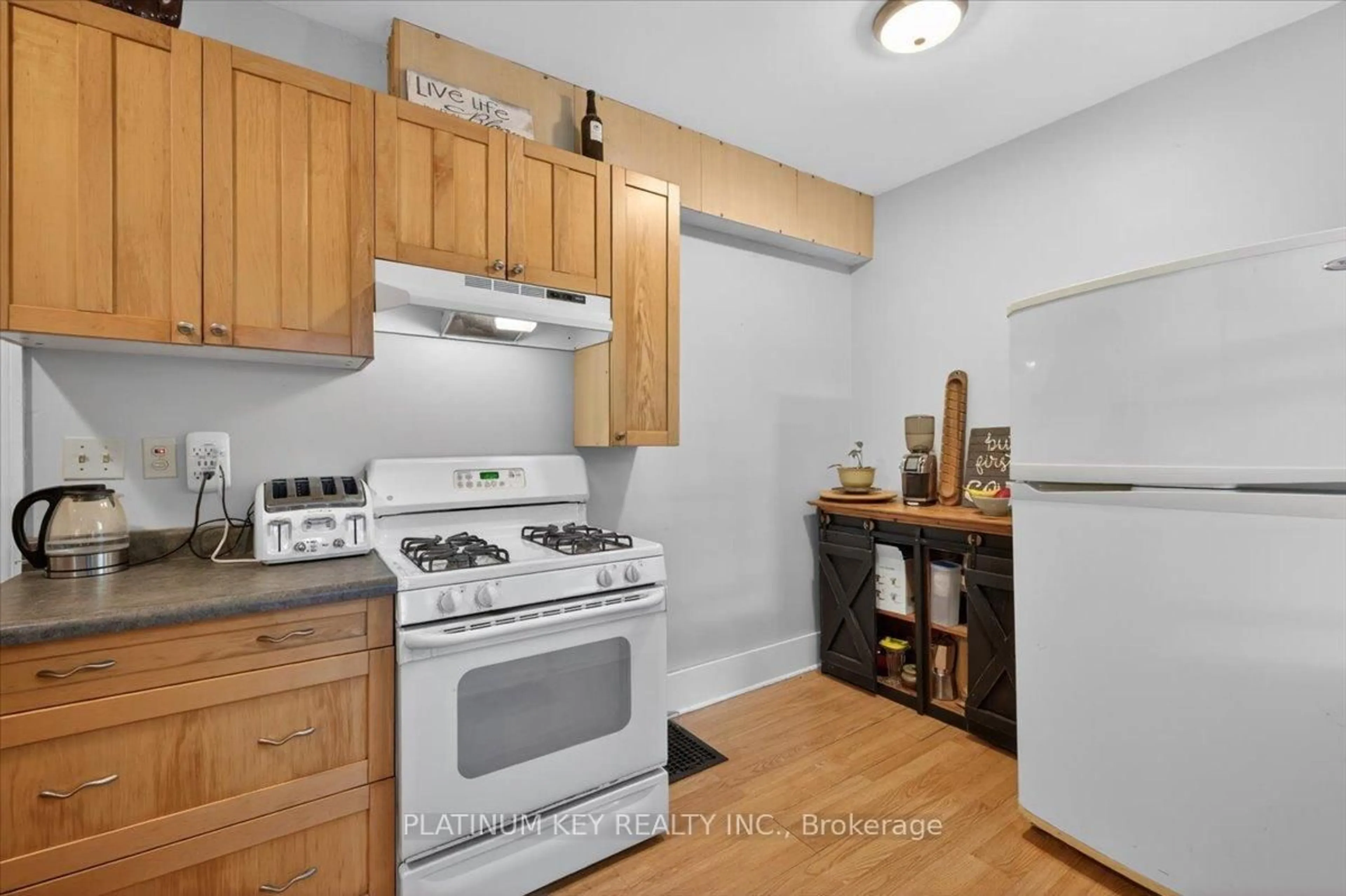Standard kitchen, unknown for 150 Front St, Strathroy-Caradoc Ontario N7G 1Y2