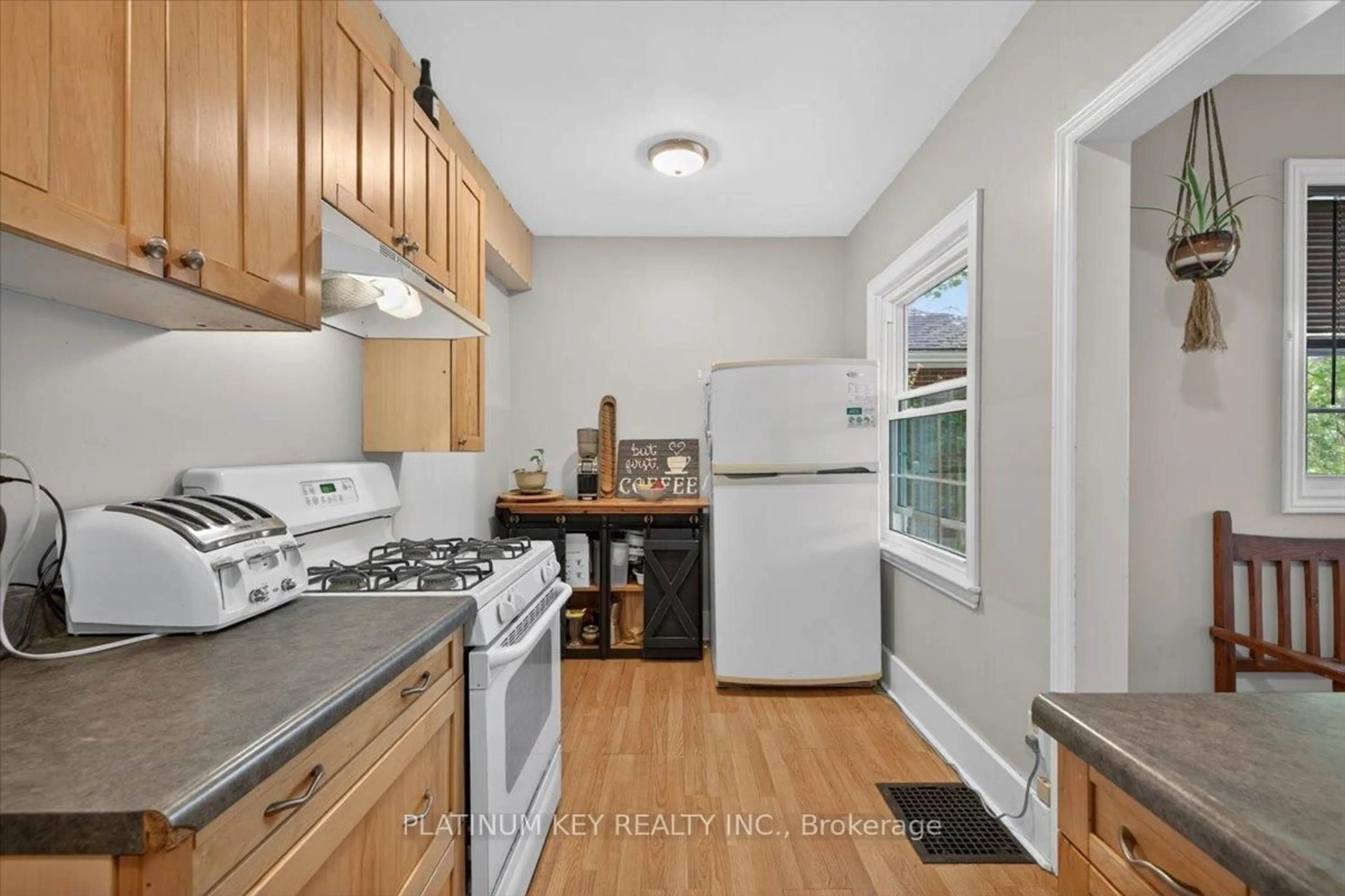 Standard kitchen, unknown for 150 Front St, Strathroy-Caradoc Ontario N7G 1Y2