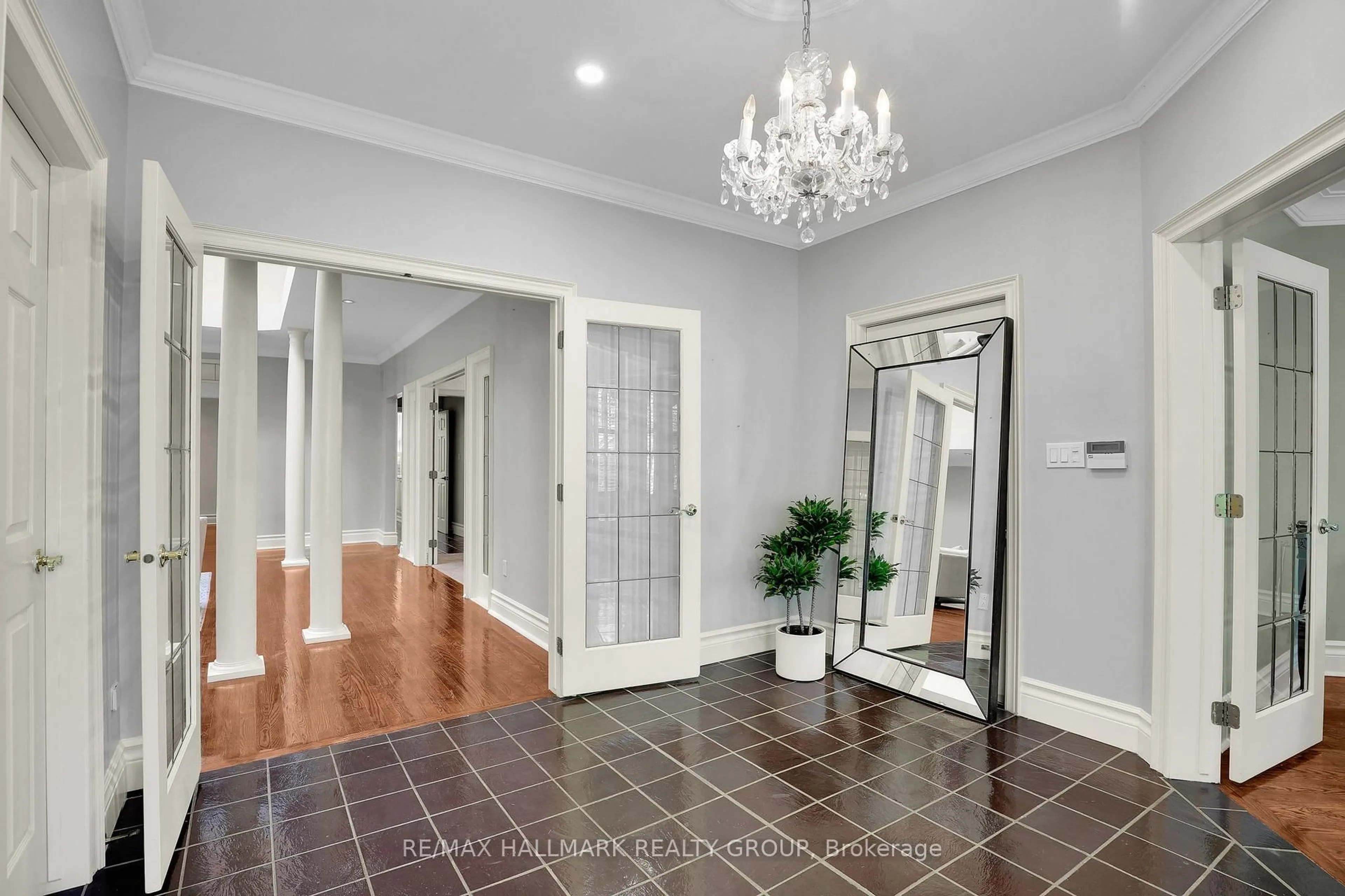 Indoor entryway for 435 Westminster Ave, Ottawa Ontario K2A 2T7