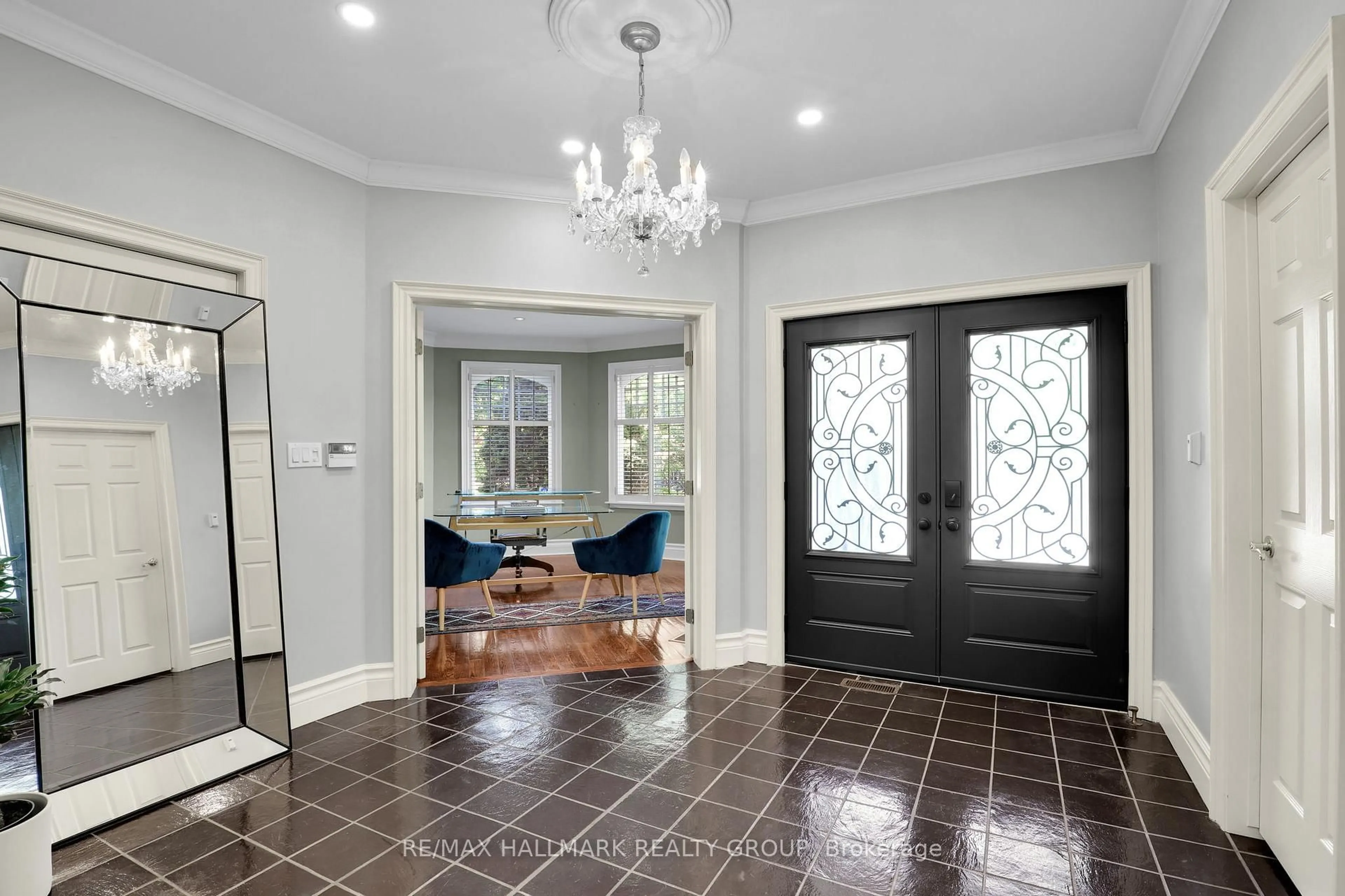Indoor foyer for 435 Westminster Ave, Ottawa Ontario K2A 2T7