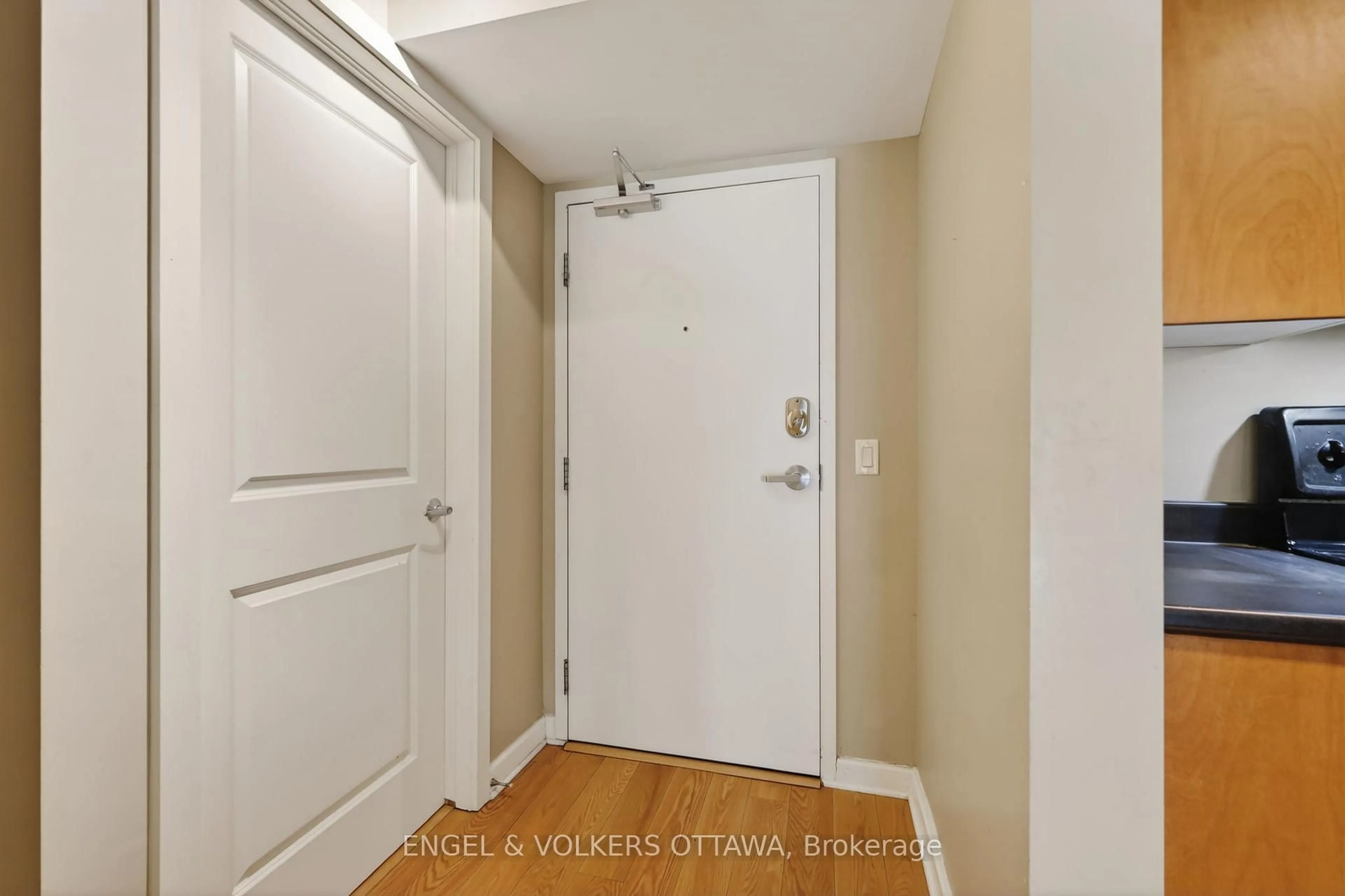 Indoor entryway for 138 Somerset St #604, Ottawa Ontario K2P 0A3