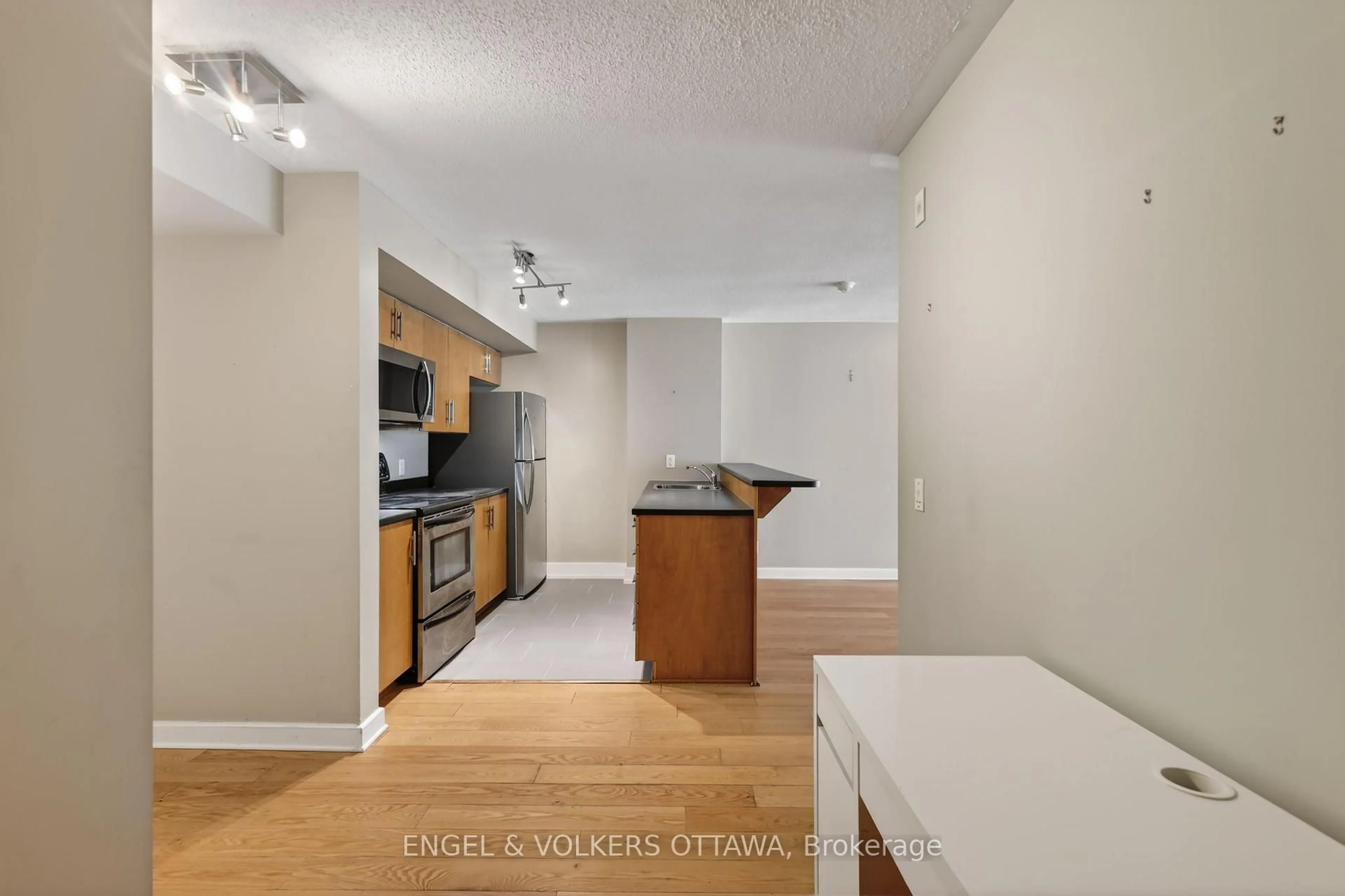 Standard kitchen, unknown for 138 Somerset St #604, Ottawa Ontario K2P 0A3