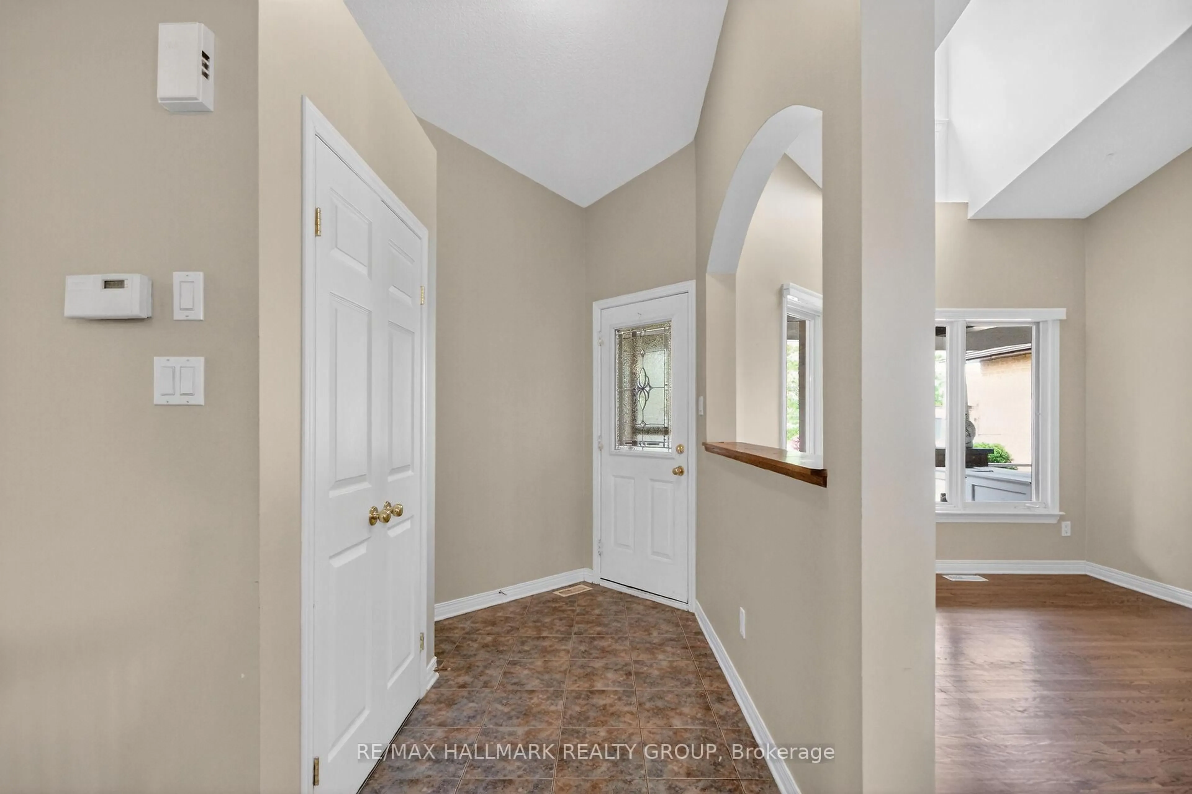Indoor entryway for 4 Peregrine Cres, Kanata Ontario K2M 2T3