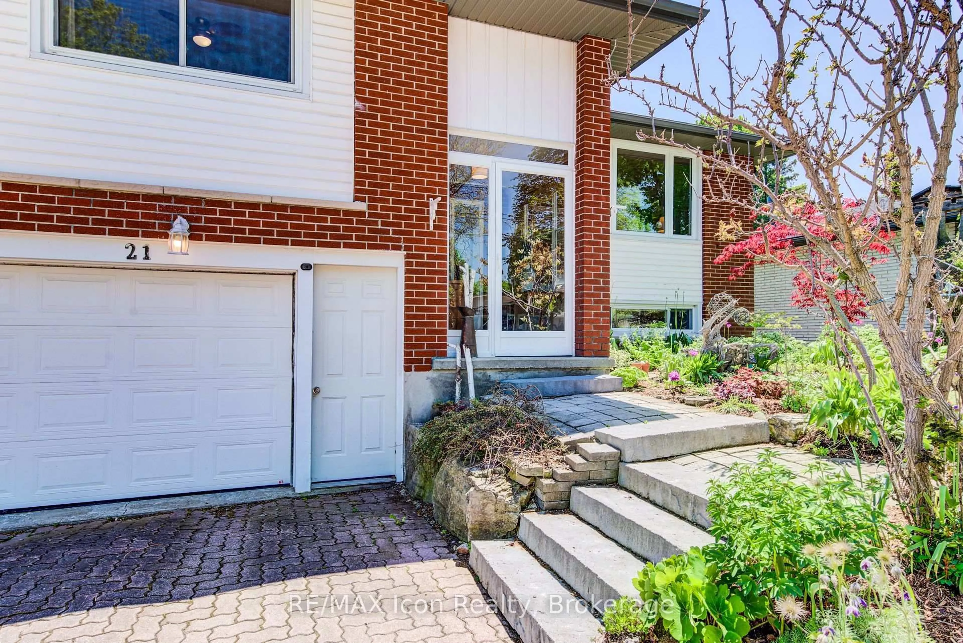 Home with brick exterior material, street for 21 Dalebrook Pl, Guelph Ontario N1E 1A7