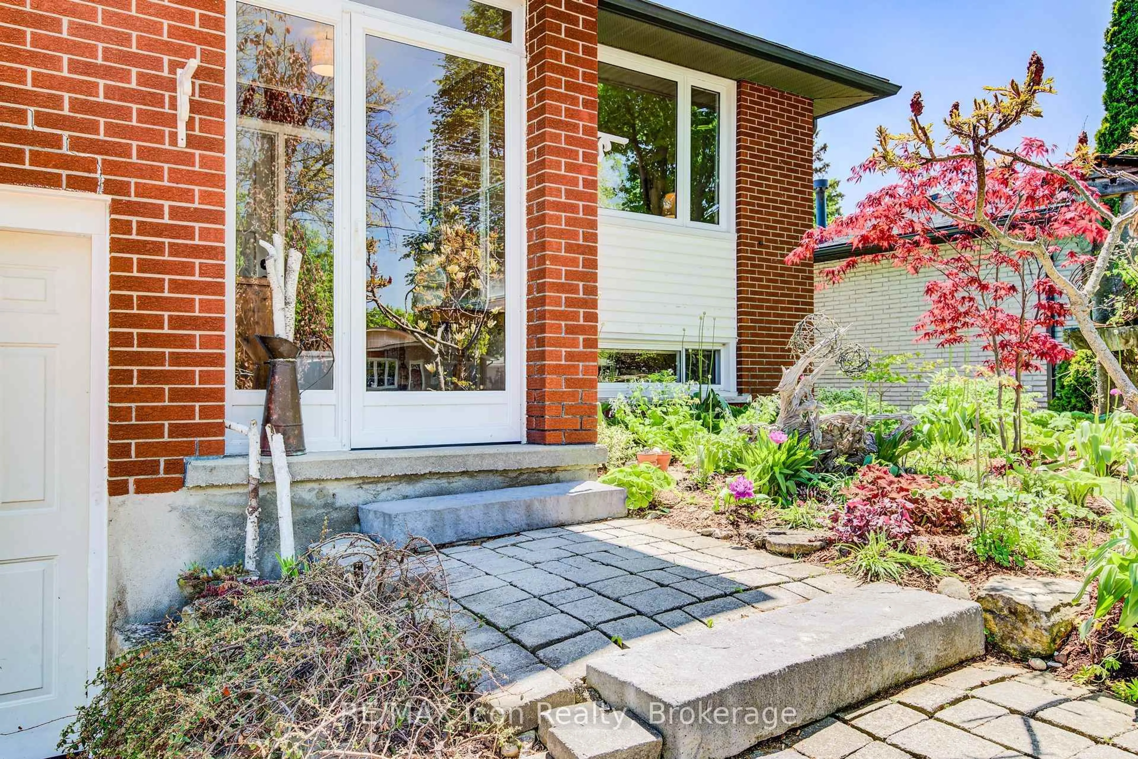 Home with brick exterior material, street for 21 Dalebrook Pl, Guelph Ontario N1E 1A7