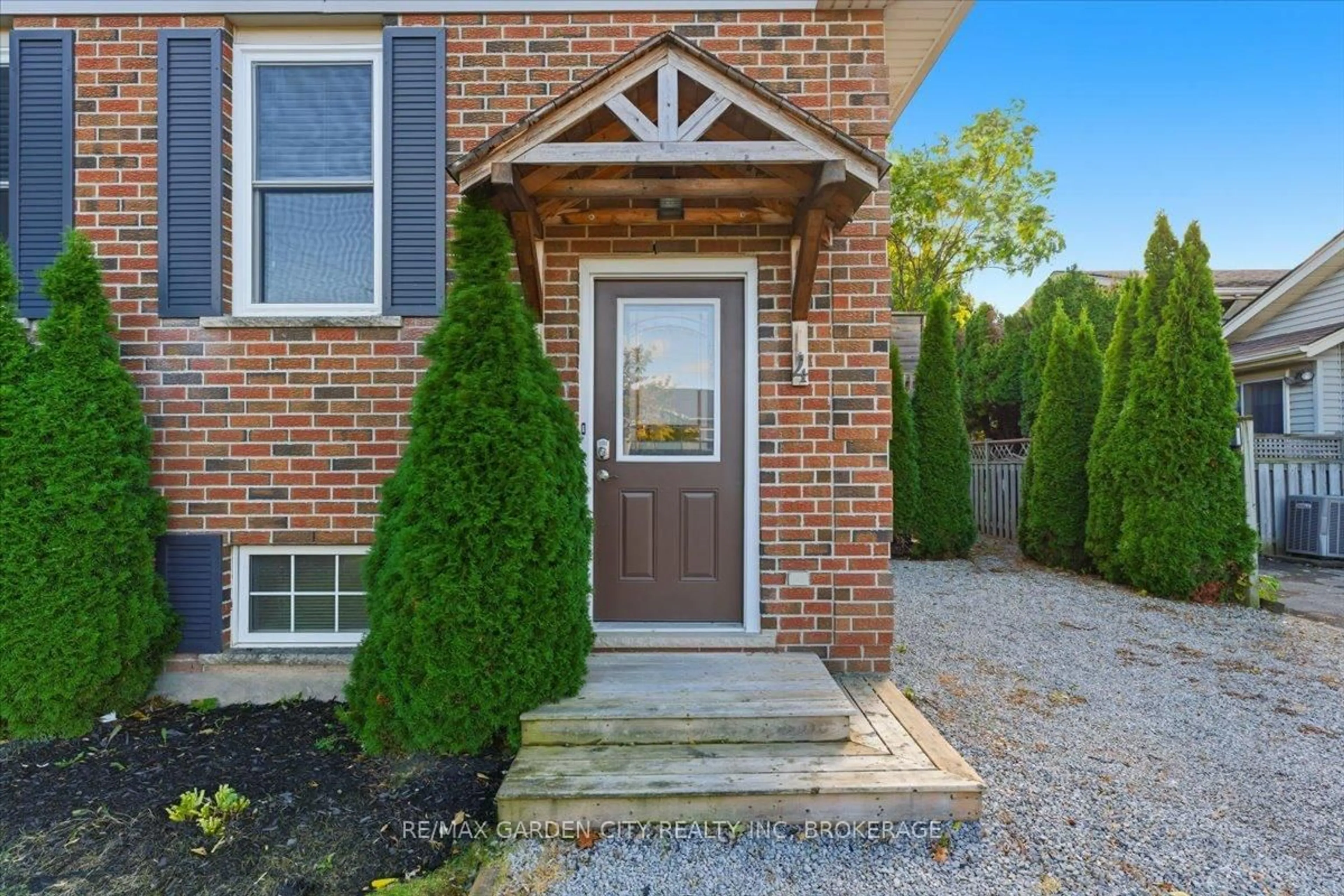 Home with brick exterior material, street for 4 FOX TRAIL Dr, St. Catharines Ontario L2S 3T7