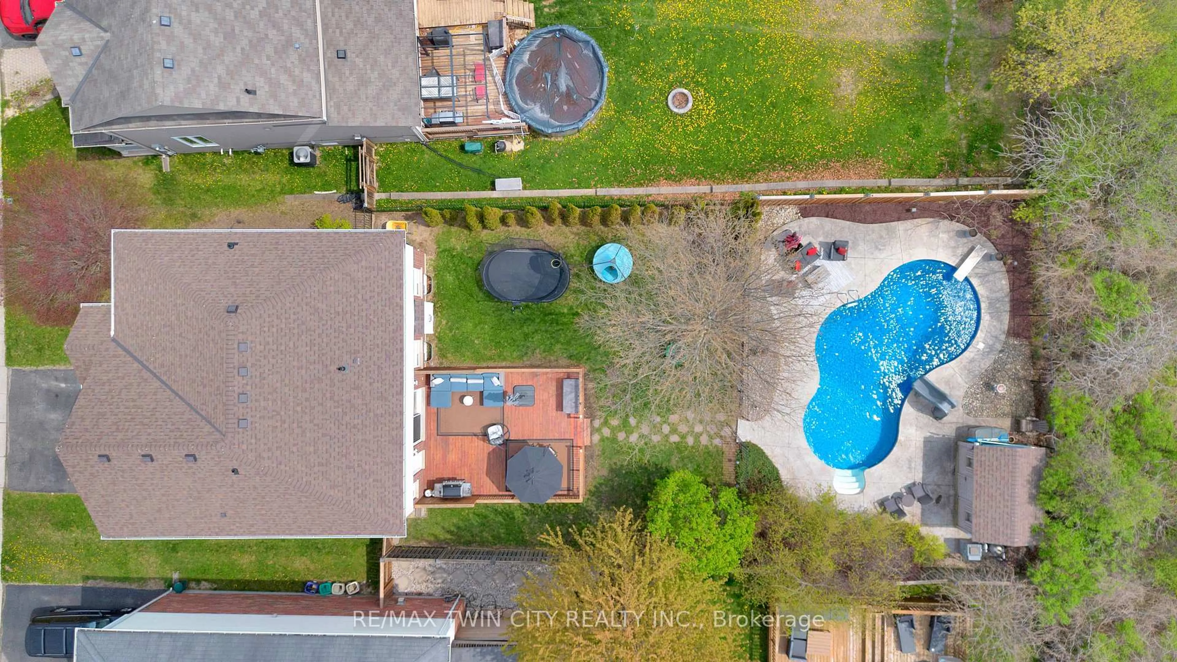 A pic from outside/outdoor area/front of a property/back of a property/a pic from drone, unknown for 189 Hunter Way, Brantford Ontario N3T 0B7