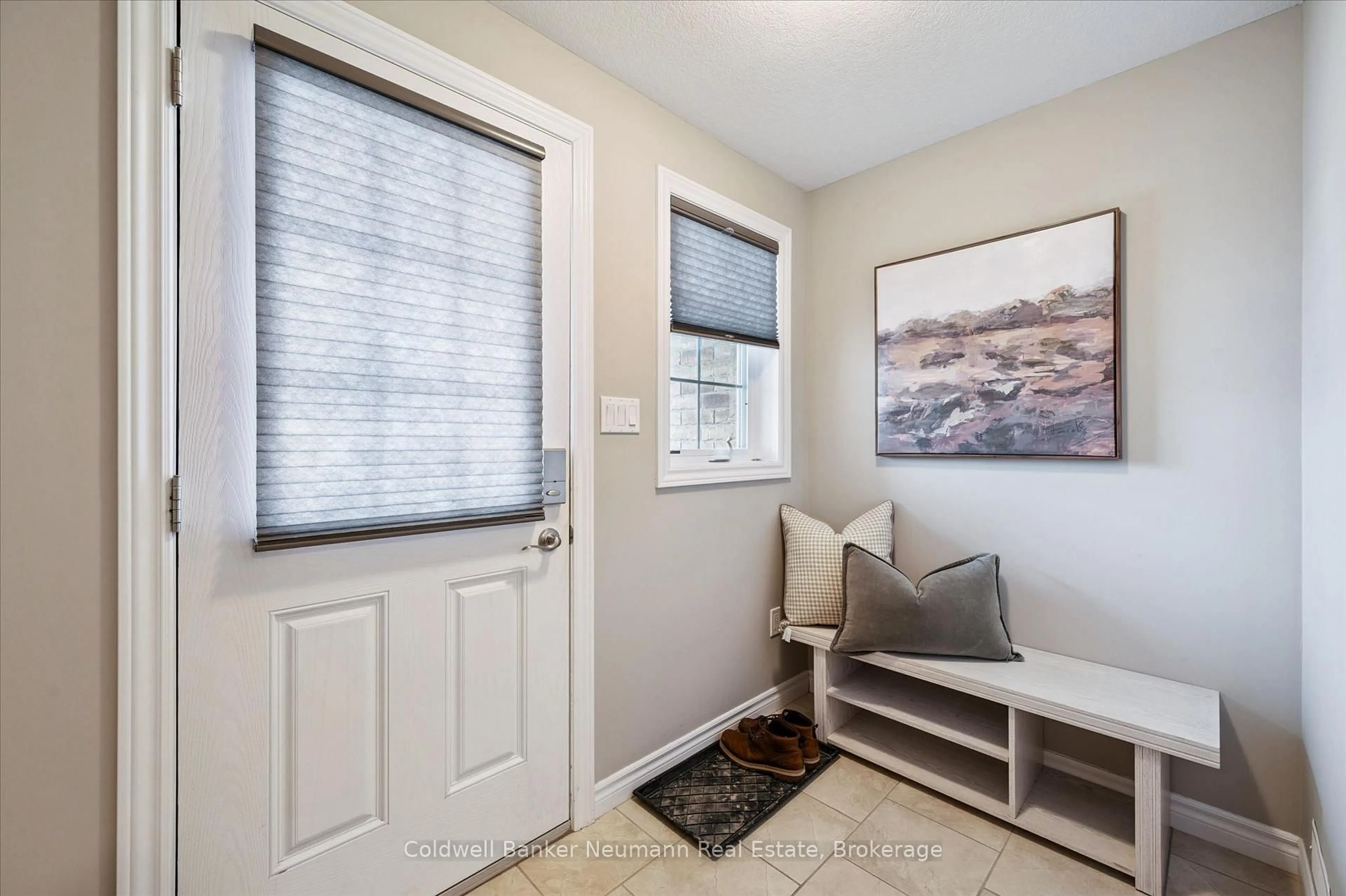 Indoor entryway for 51 Jeffrey Dr, Guelph Ontario N1E 0M4