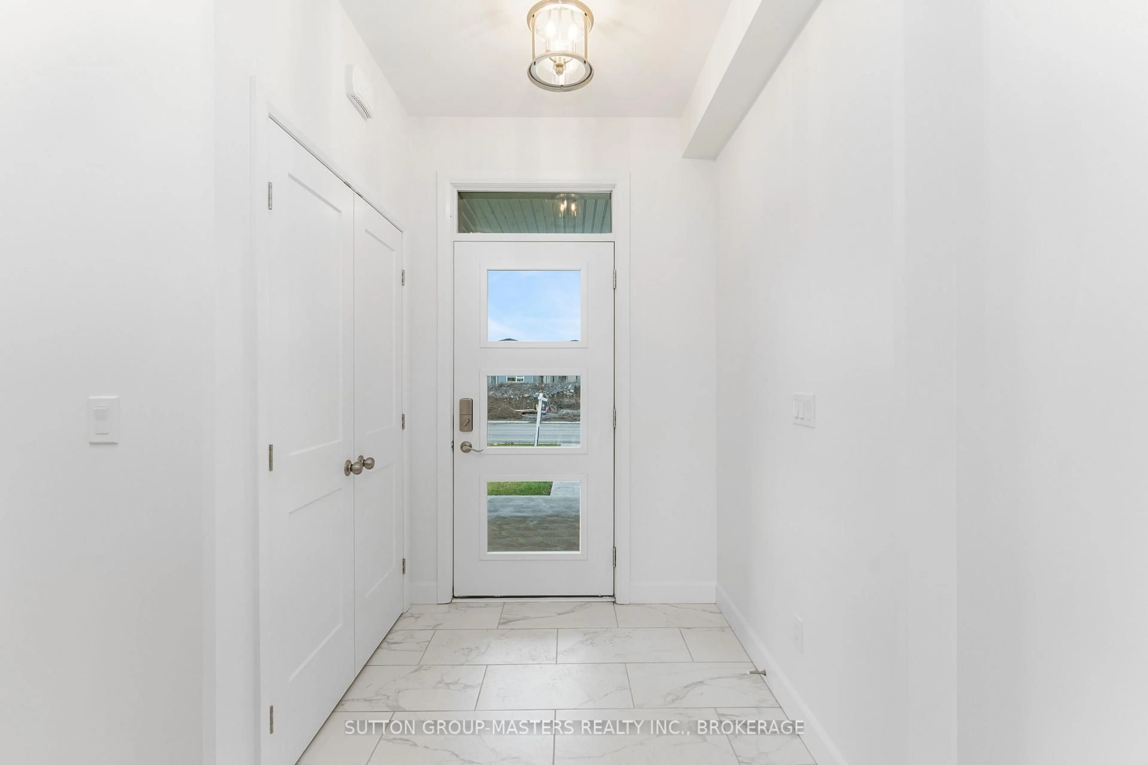 Indoor entryway for 229 Superior Dr, Loyalist Ontario K7N 0E9
