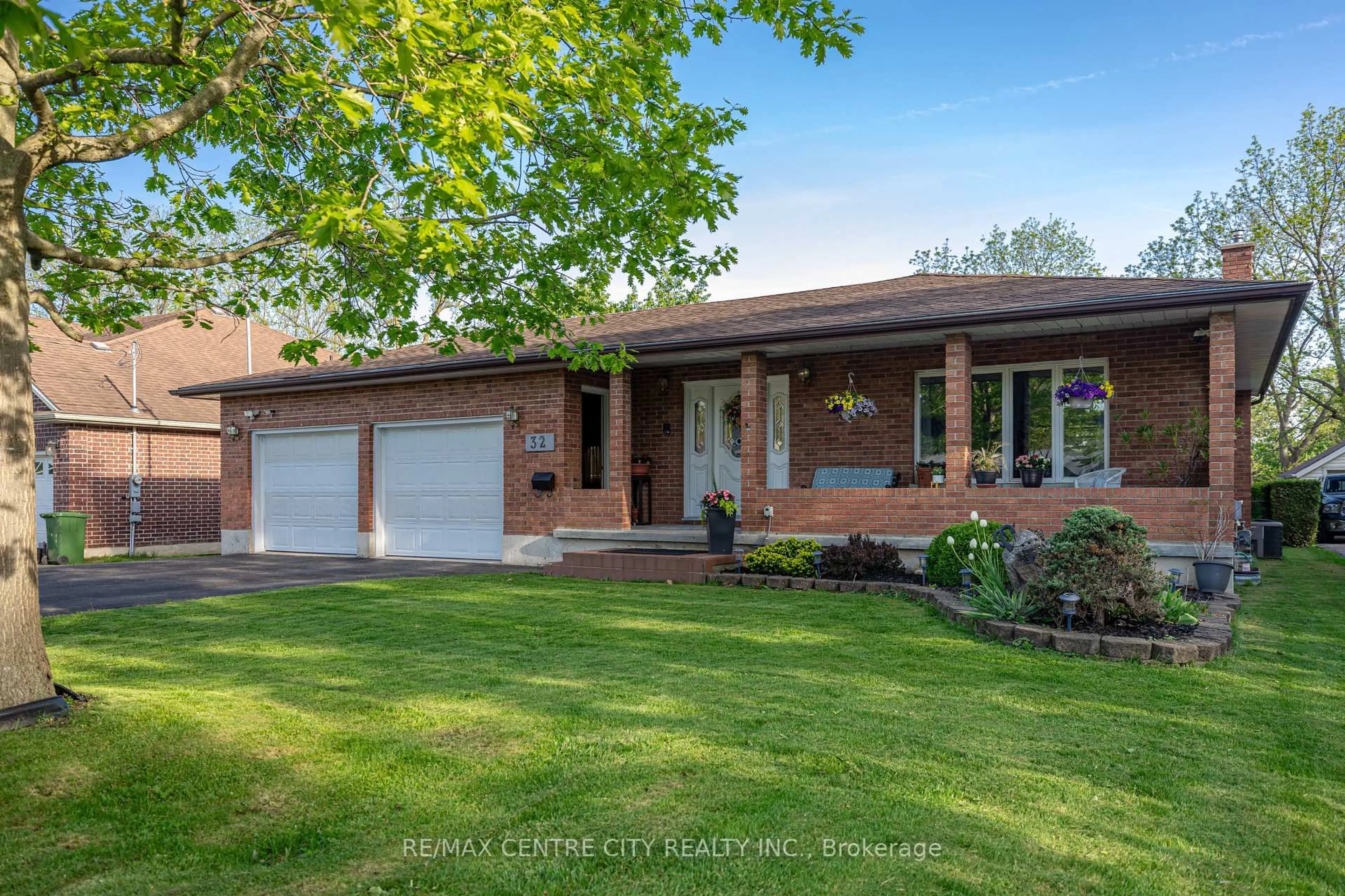 Home with brick exterior material, street for 32 Brock St, St. Thomas Ontario N5P 2B2