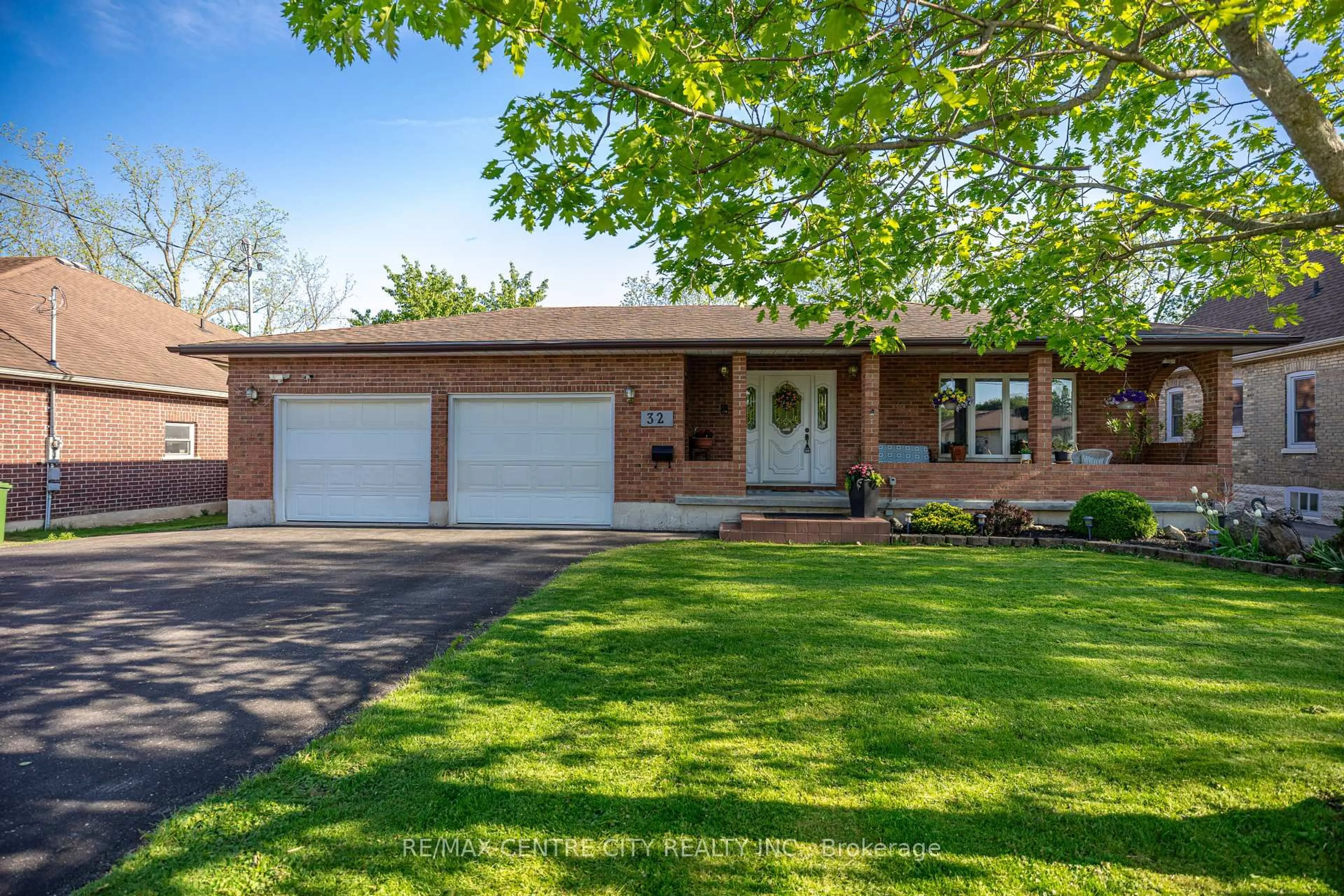 Home with brick exterior material, street for 32 Brock St, St. Thomas Ontario N5P 2B2