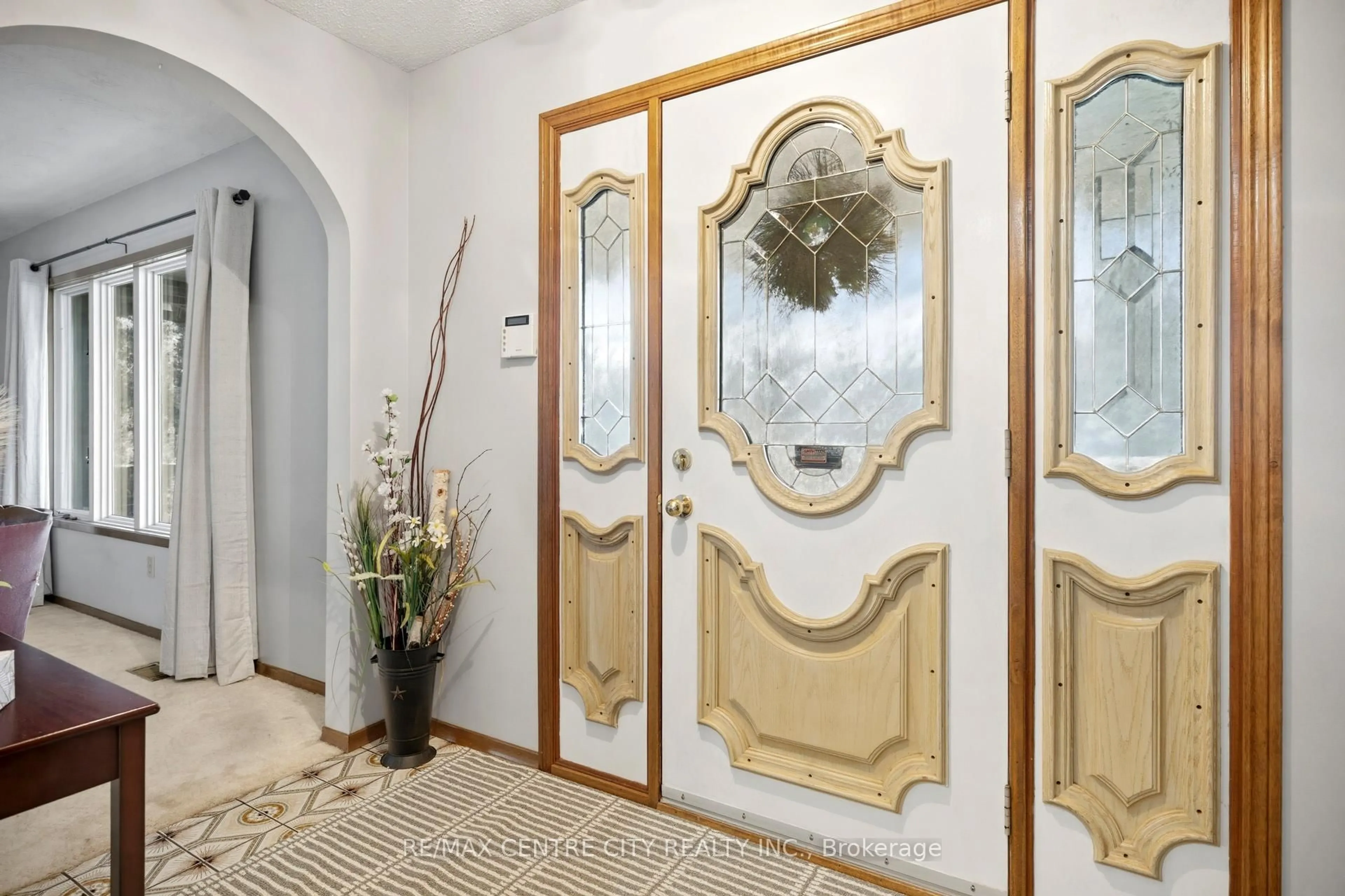 Indoor foyer for 32 Brock St, St. Thomas Ontario N5P 2B2