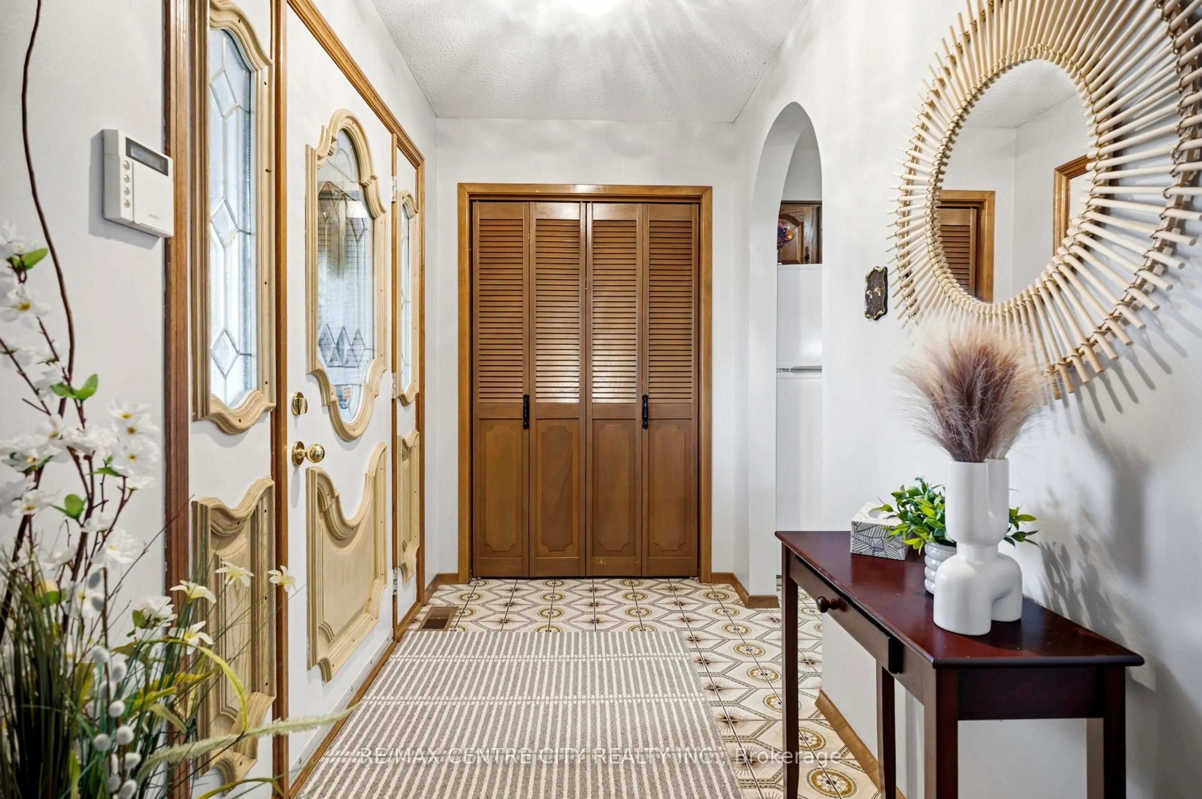 Indoor entryway for 32 Brock St, St. Thomas Ontario N5P 2B2