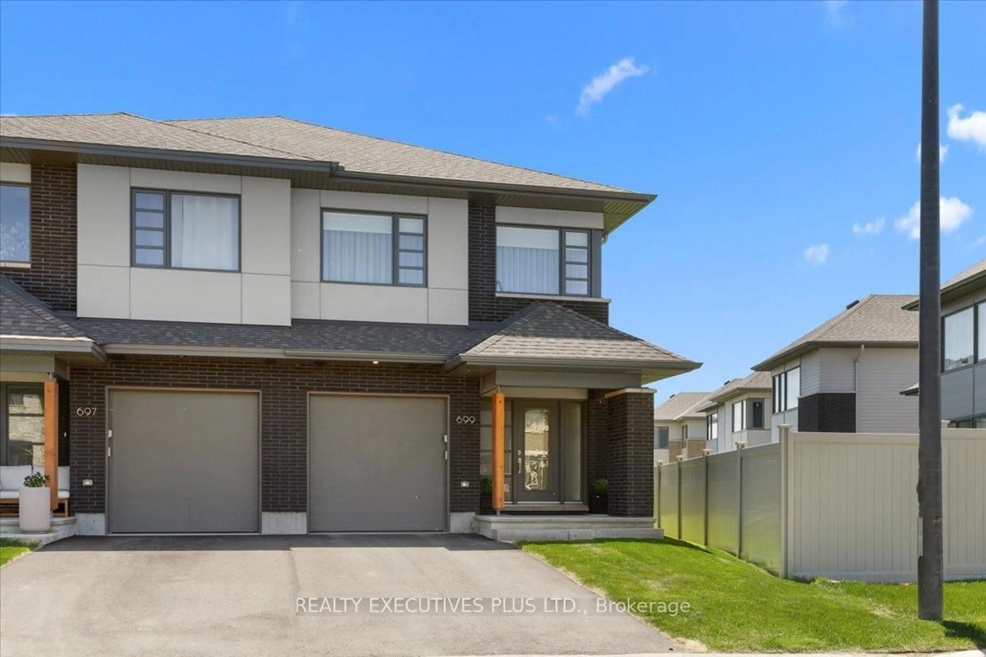 Home with vinyl exterior material, street for 699 Honeydew St, Ottawa Ontario K1X 0K5