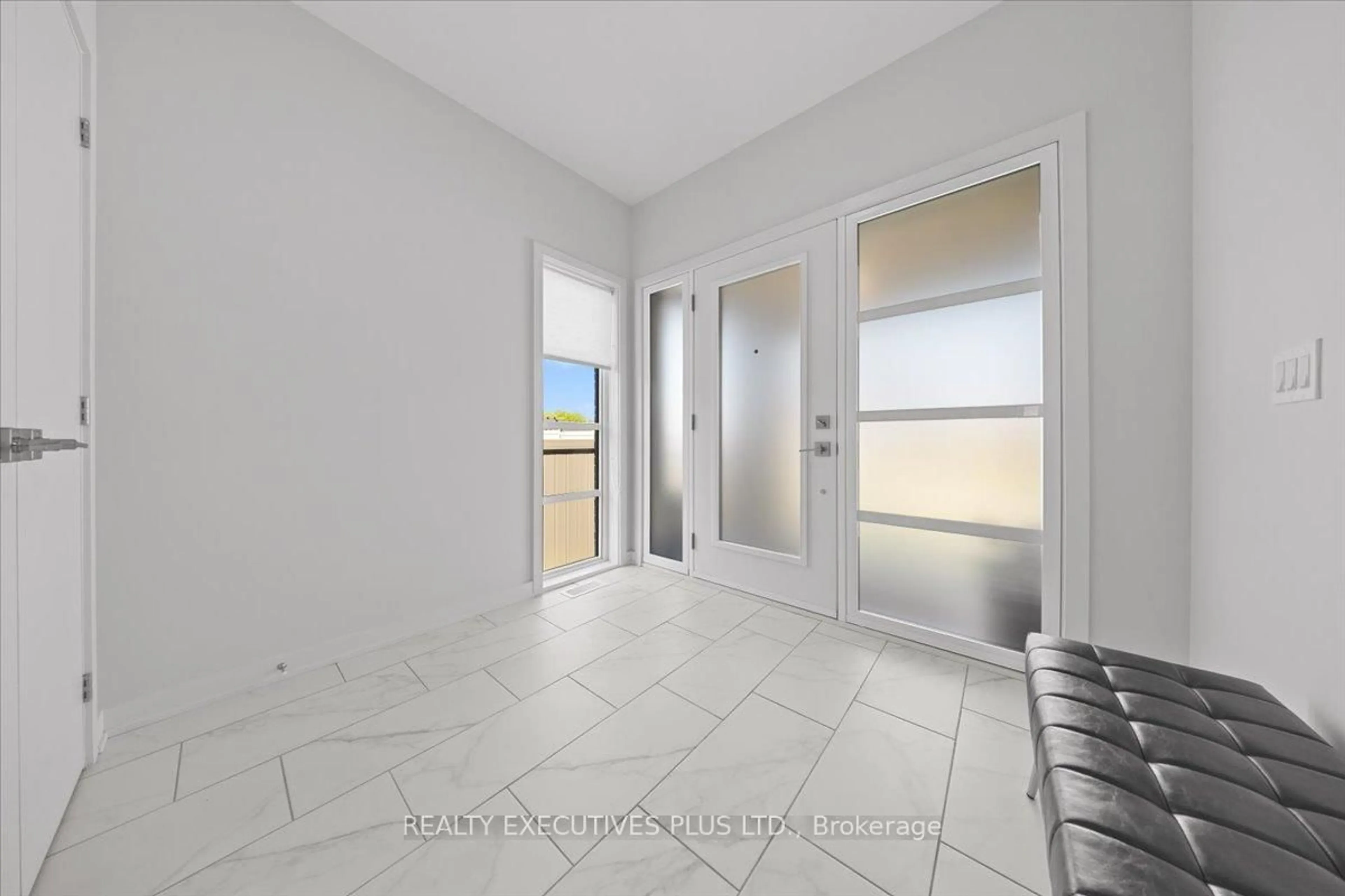 Indoor foyer for 699 Honeydew St, Ottawa Ontario K1X 0K5