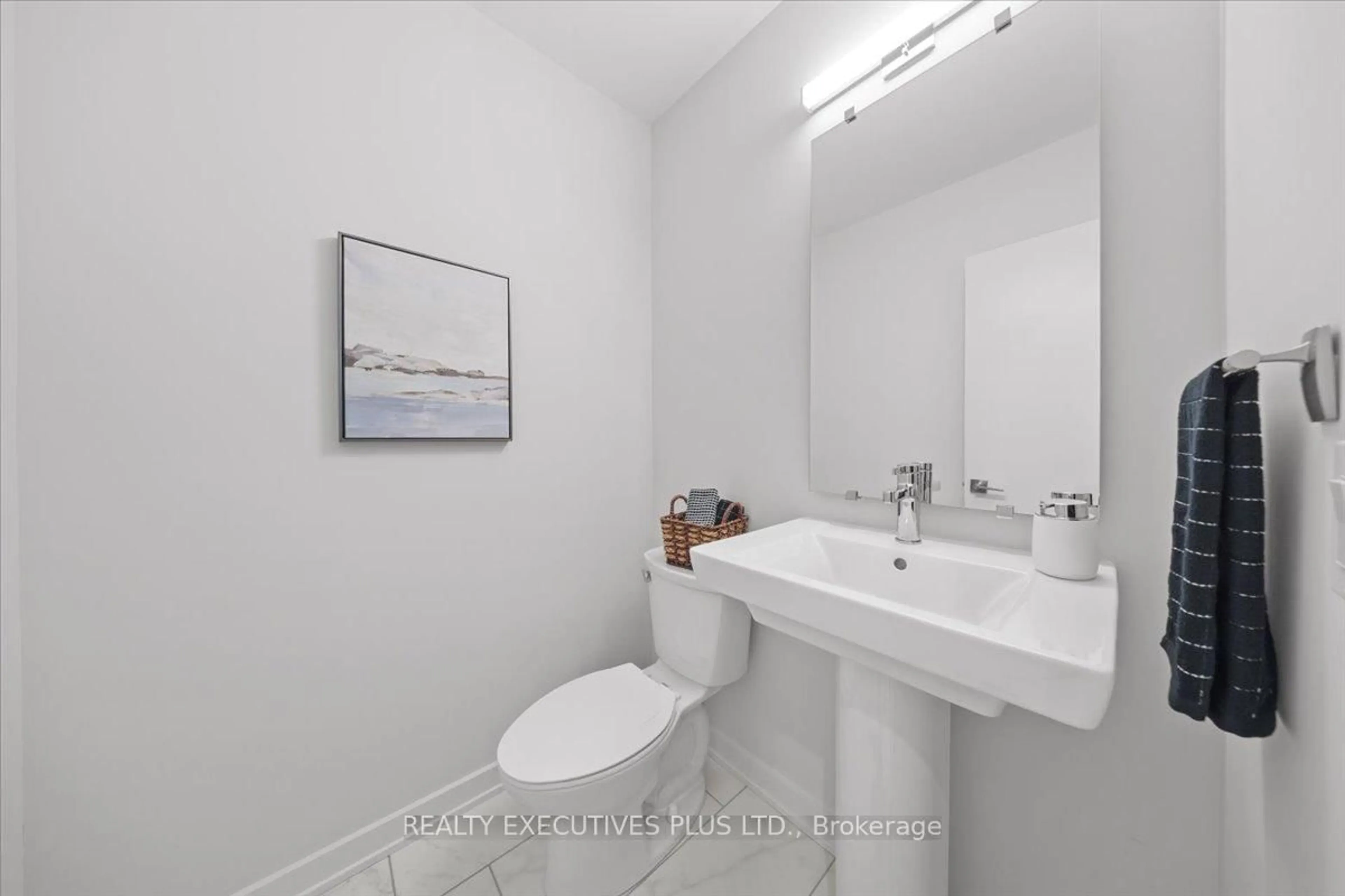Standard bathroom, unknown for 699 Honeydew St, Ottawa Ontario K1X 0K5