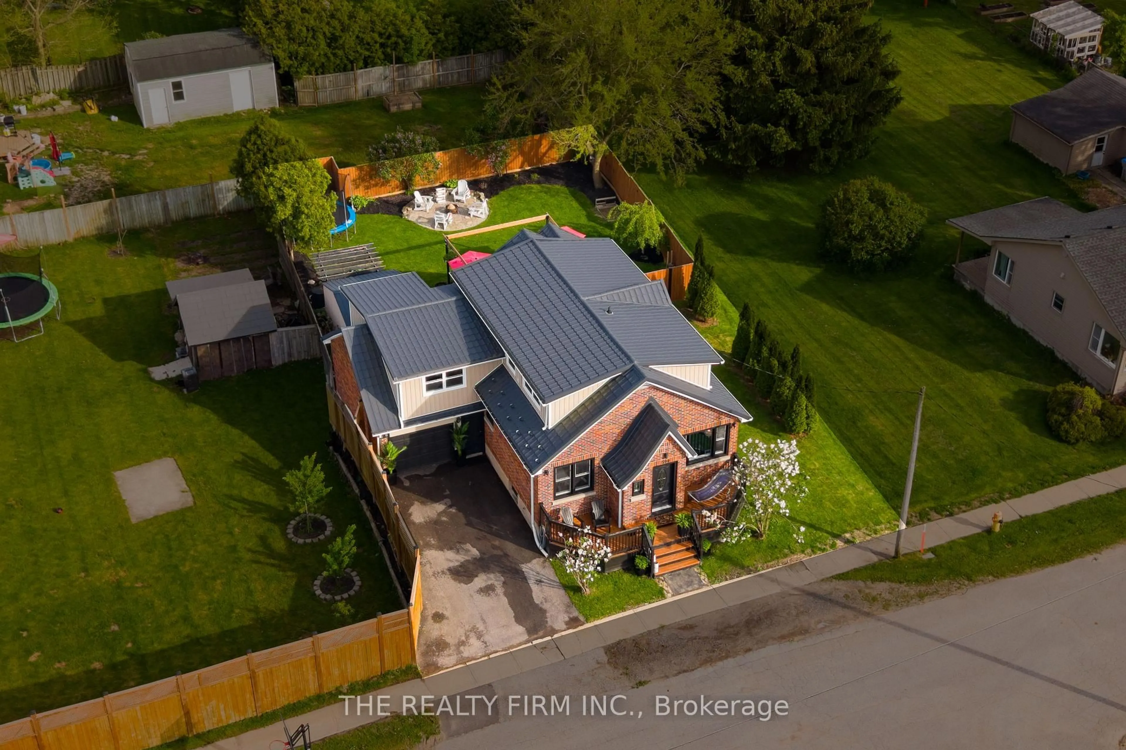 A pic from outside/outdoor area/front of a property/back of a property/a pic from drone, unknown for 599 John St, Strathroy-Caradoc Ontario N0L 1T0
