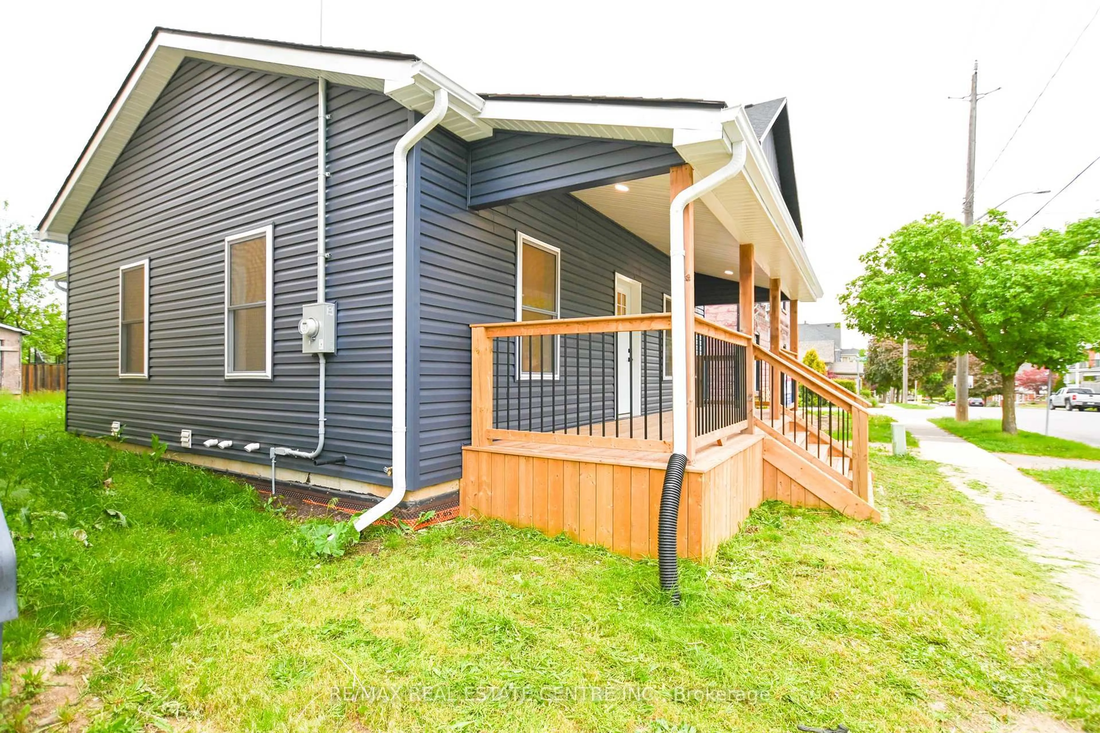 Patio, unknown for 284 Darling St, Brantford Ontario N3S 3X6