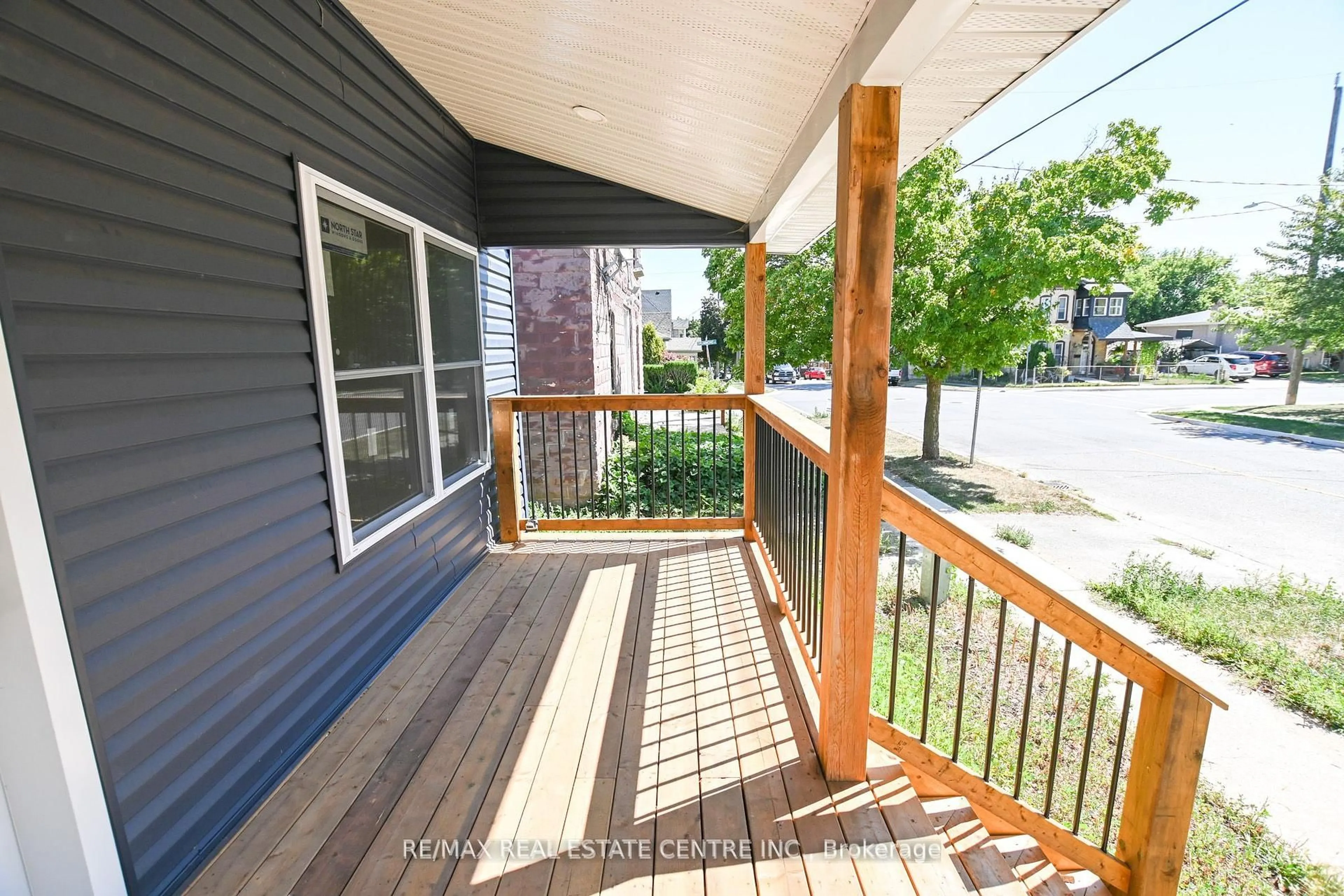 Patio, street for 284 Darling St, Brantford Ontario N3S 3X6
