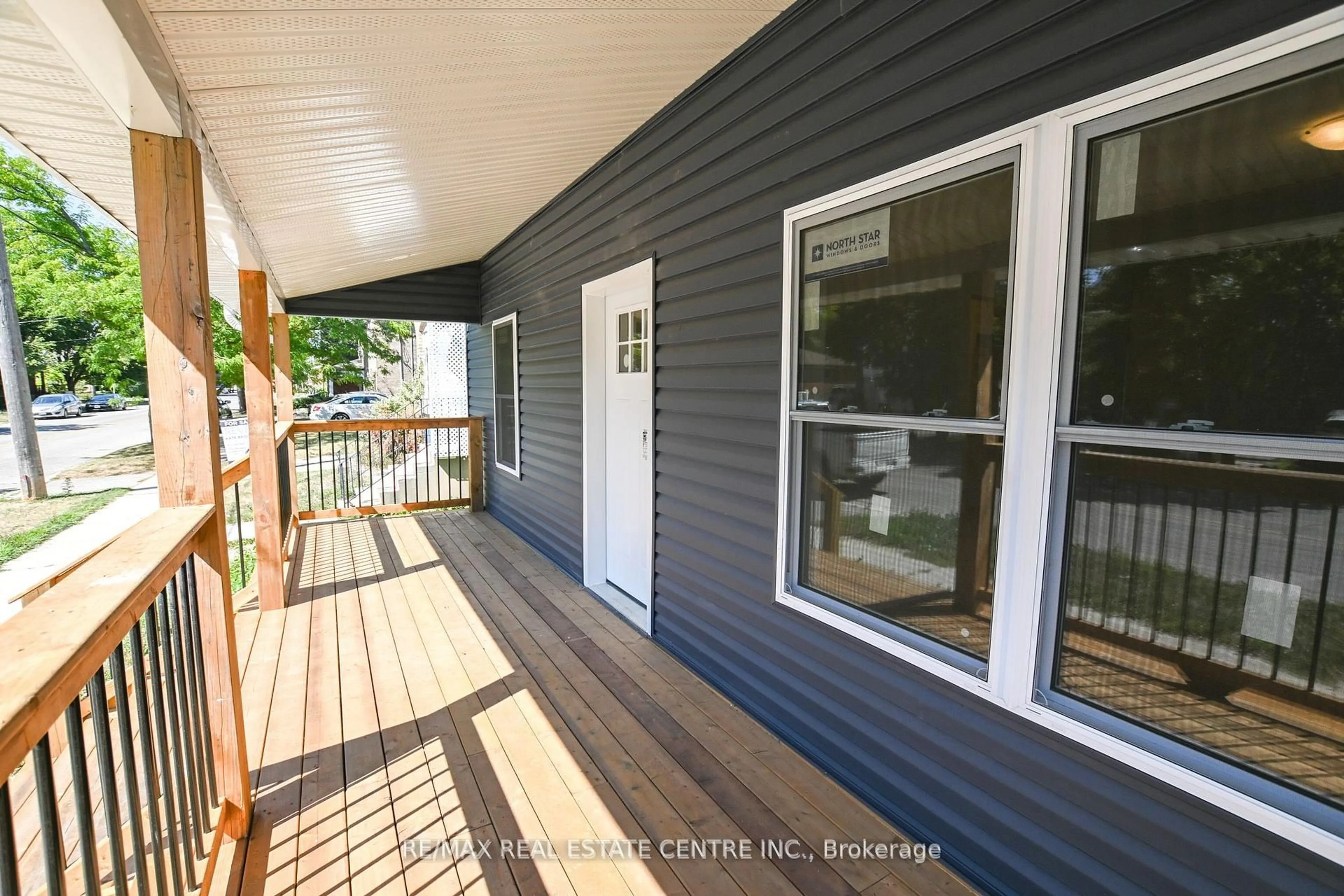 Home with vinyl exterior material, unknown for 284 Darling St, Brantford Ontario N3S 3X6