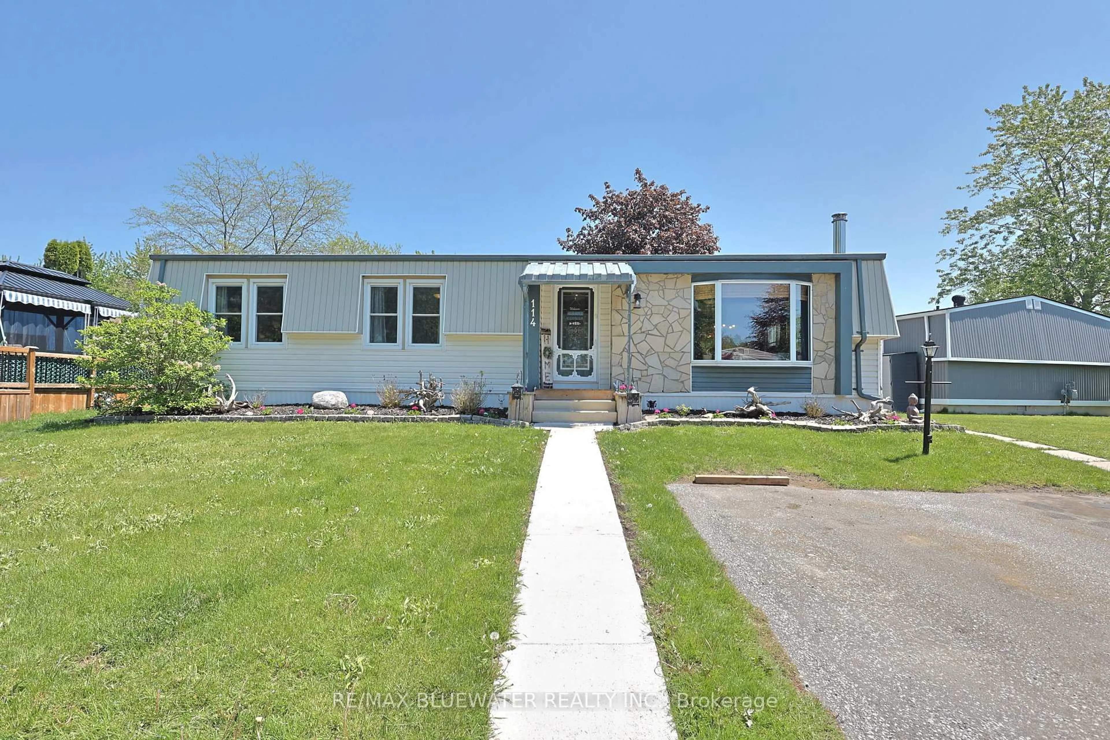 A pic from outside/outdoor area/front of a property/back of a property/a pic from drone, street for 114 Pebble Beach Pkwy, South Huron Ontario N0M 1T0